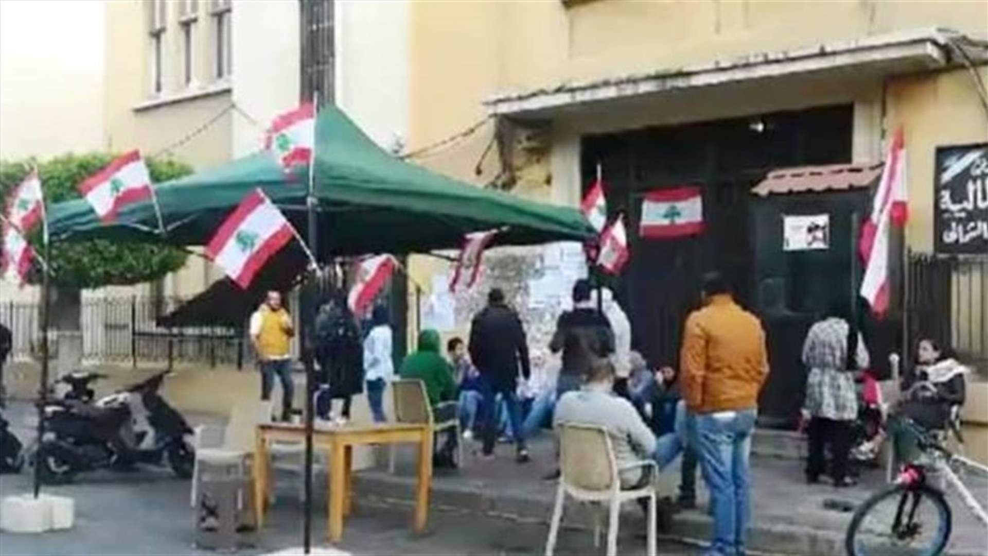 المحتجون نصبوا خيمة أمام مدخل مالية طرابلس