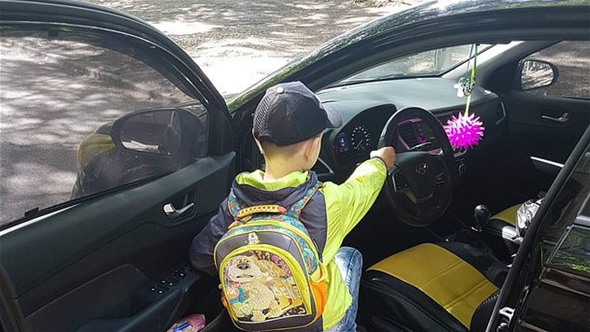 سيدة تسلّم مقود السيارة لطفلها على الطريق السريع... وإنتقادات كثيرة تطالها(فيديو)