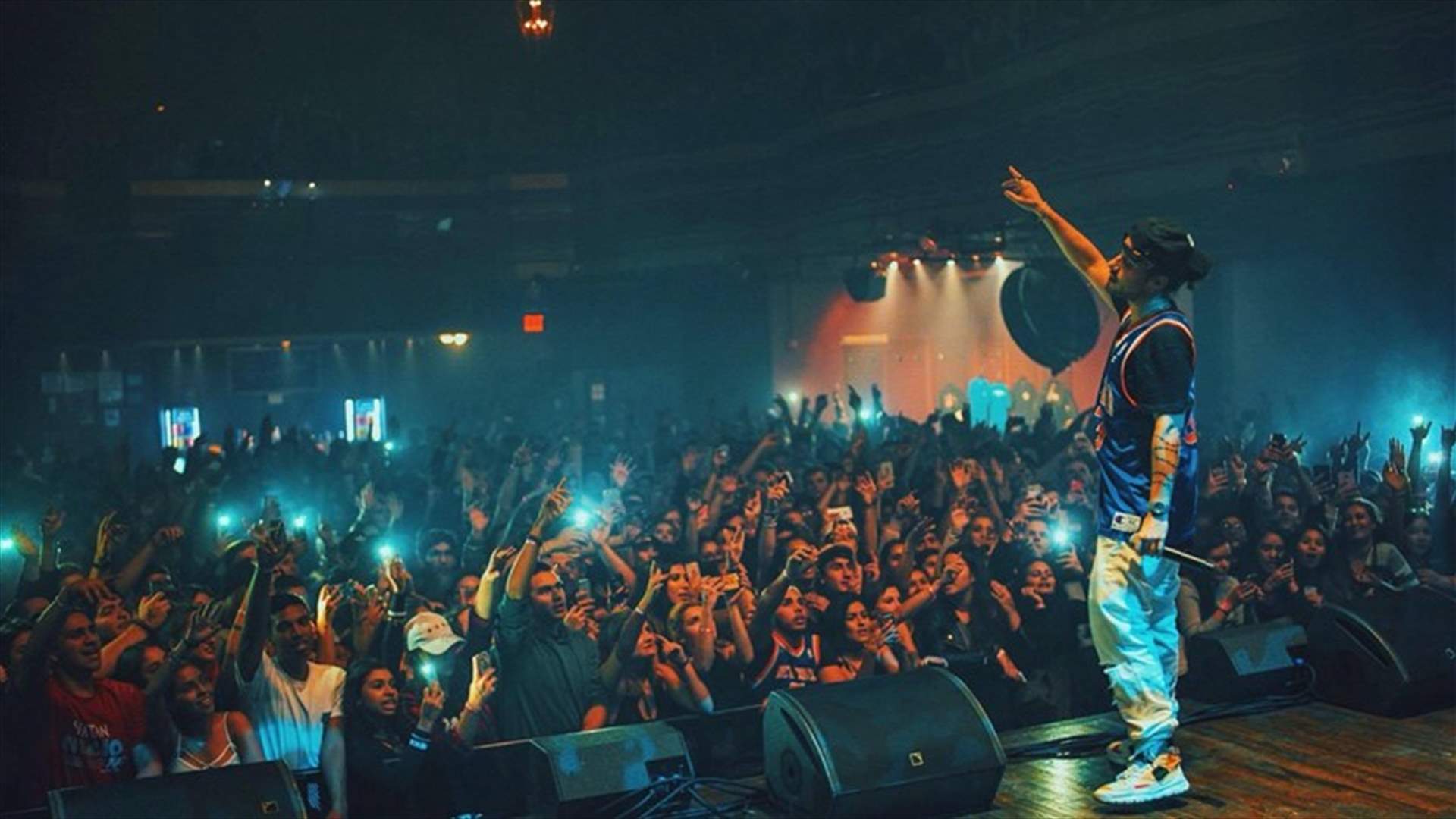 نجم عالمي يستفز السعوديين بحمالة صدر على مسرح الرياض (فيديو)