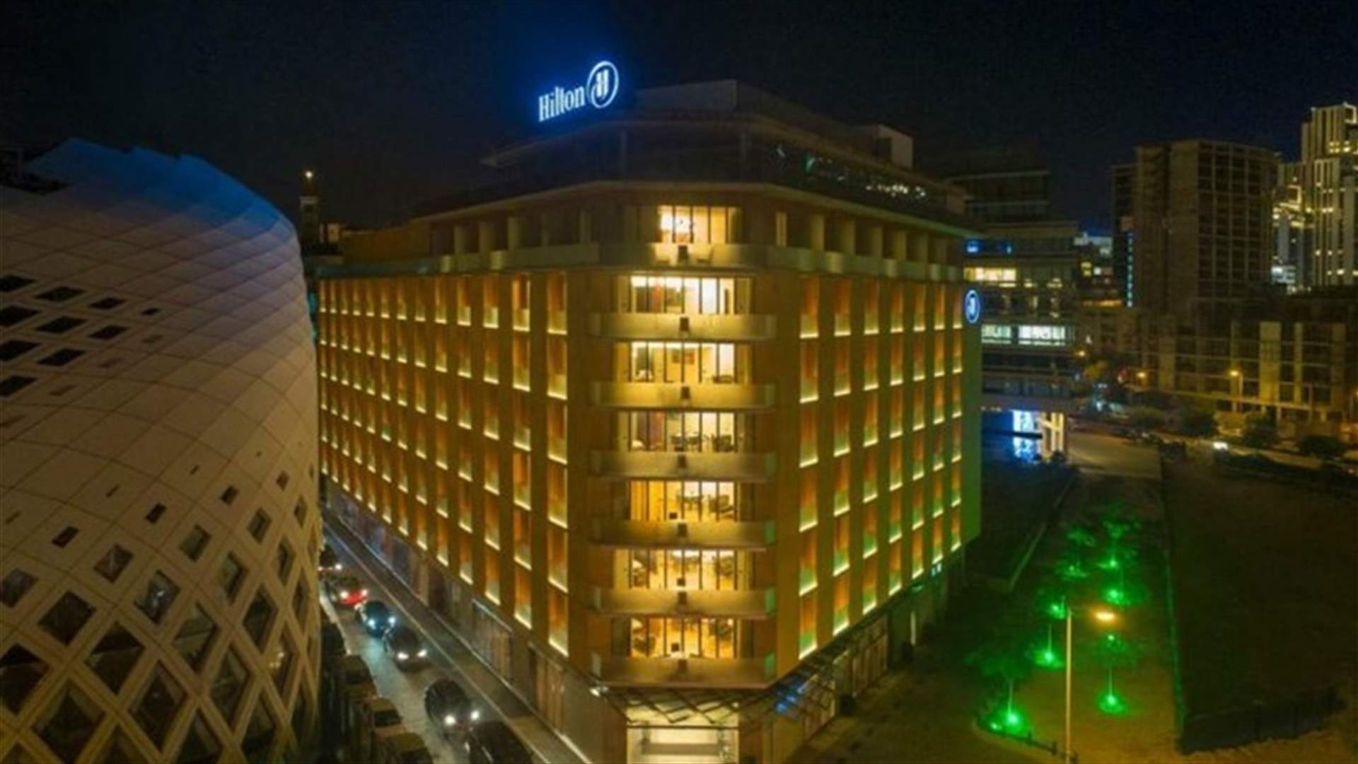 ما صحة إقامة نواب في فندق هيلتون - وسط بيروت؟
