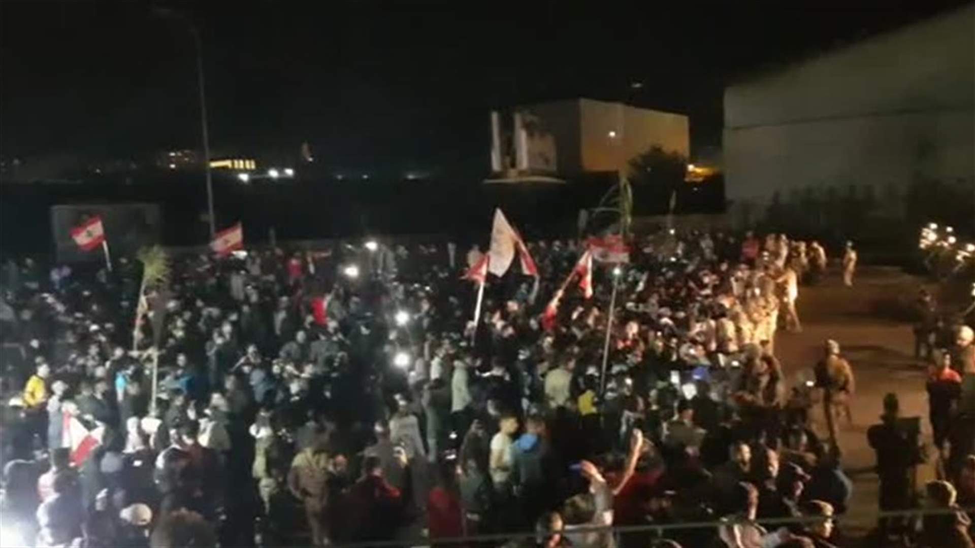 تجمع على اوتوستراد البالما في طرابلس وسط انتشار كثيف للجيش (فيديو)