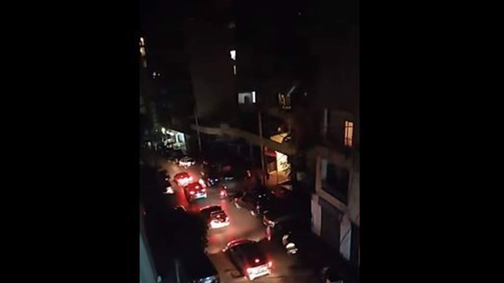 مسيرة في بيروت تدعو عبر مكبرات الصوت لاقفال مداخل المجلس غدا (فيديو)