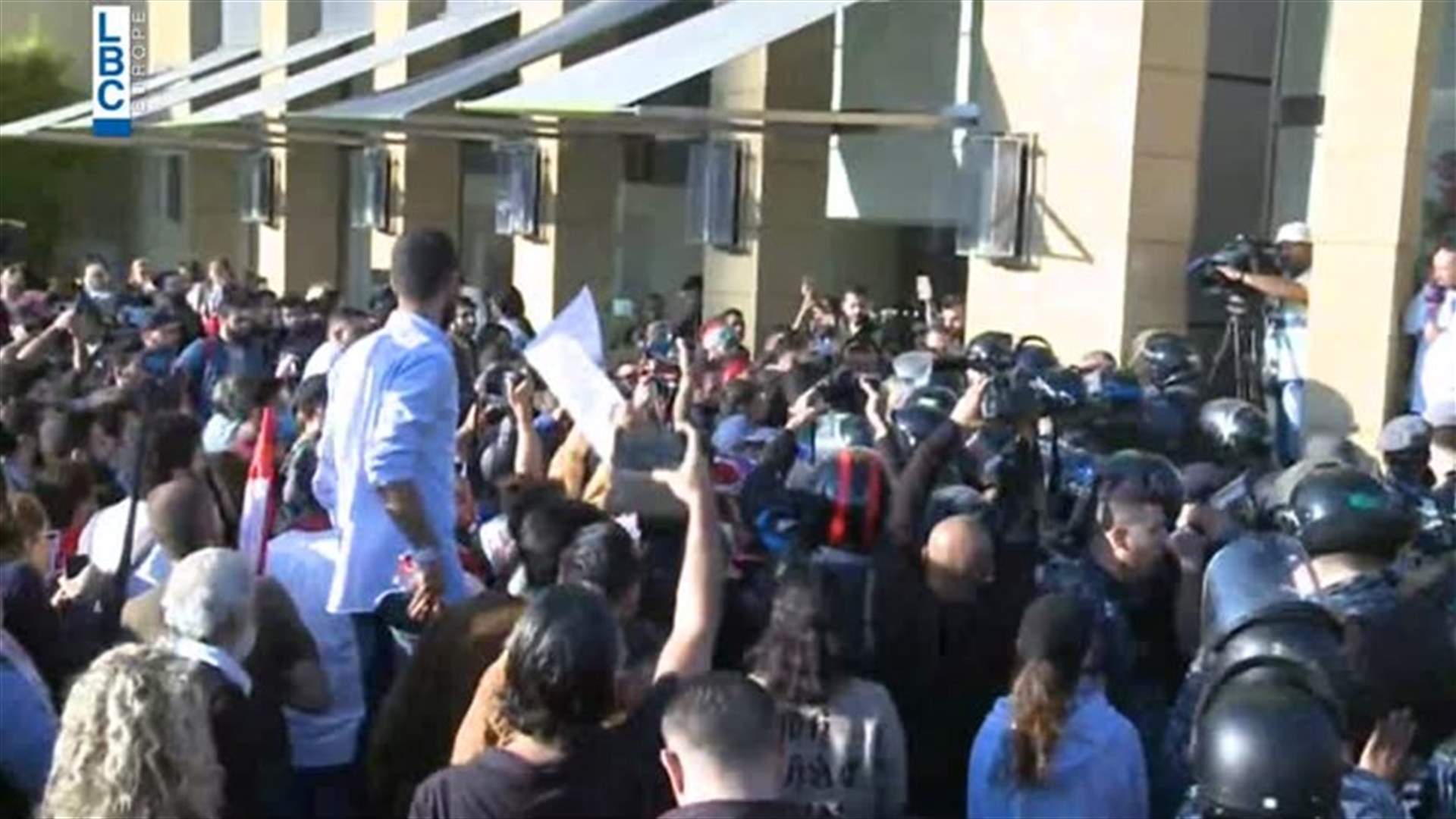 تدافع بين القوى الامنية وعدد من المتظاهرين في محيط مبنى النهار (فيديو)