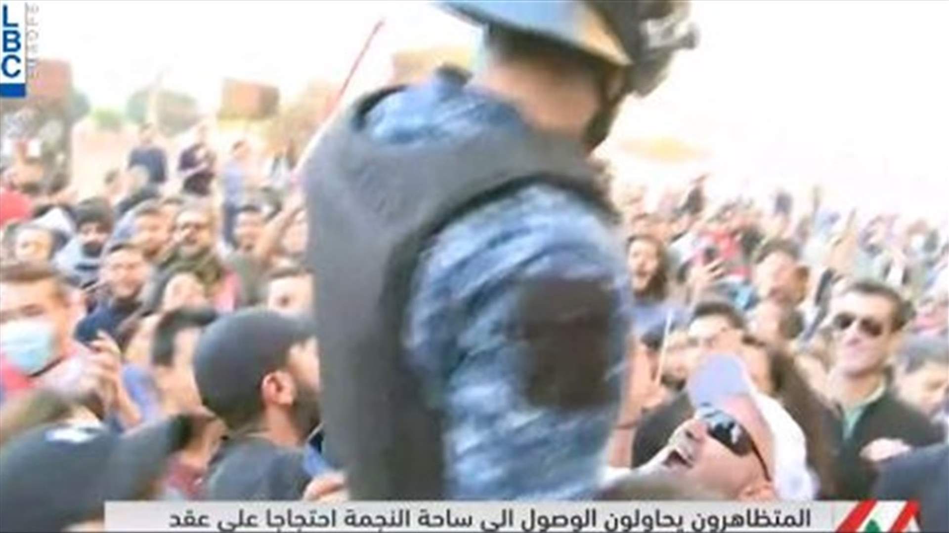 المتظاهرون يحملون عنصرا أمنيا وسط بيروت على الاكتاف.. (فيديو)