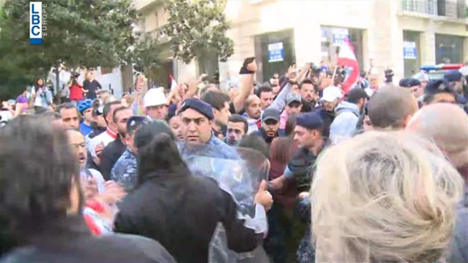 تضارب وتدافع بين عناصر مكافحة الشغب والمتظاهرين في شارع عمر الداعوق (فيديو)