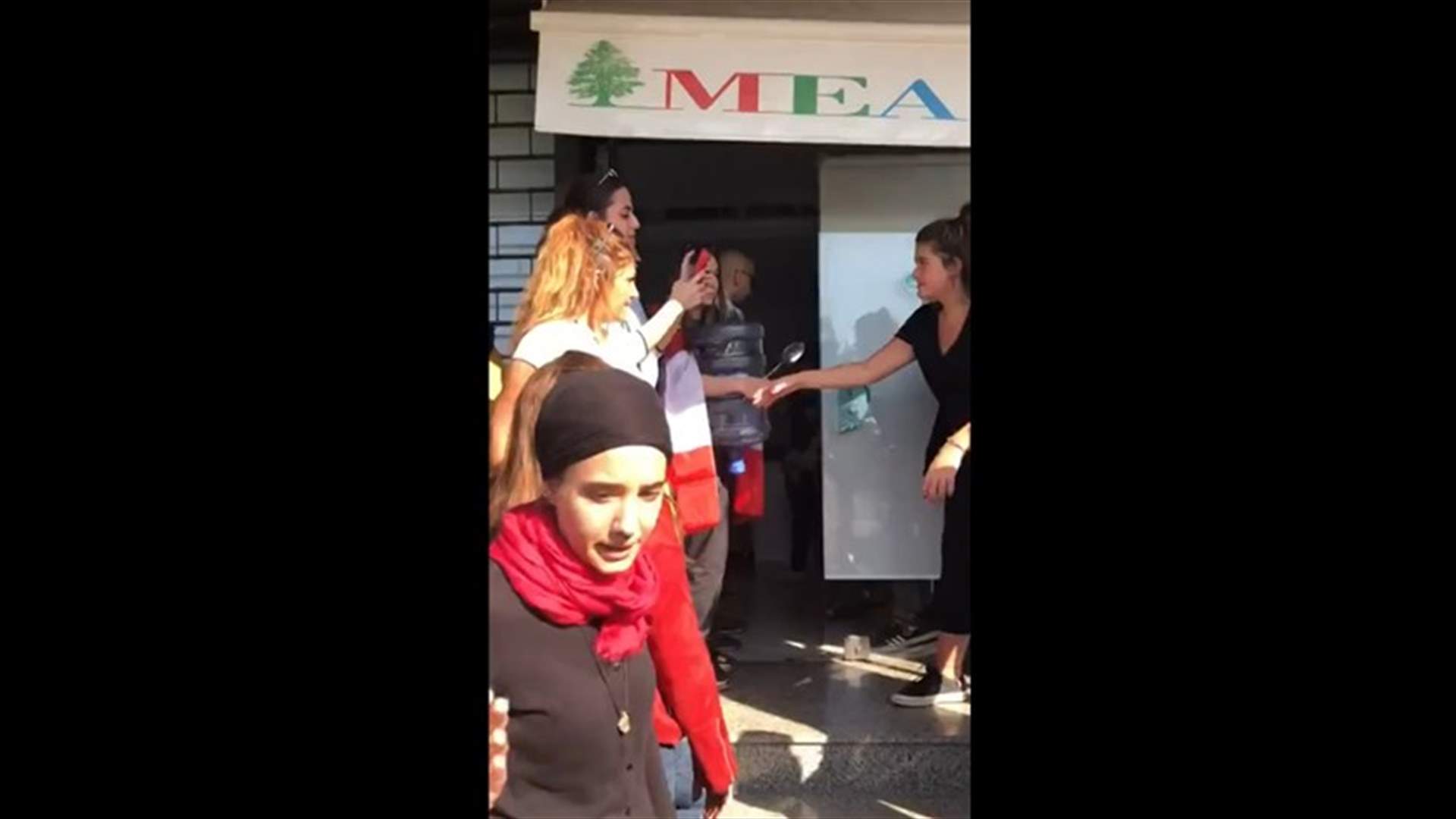 متظاهرون أقفلوا مكتبي ألفا في الميناء وميدل إيست في طرابلس (فيديو)