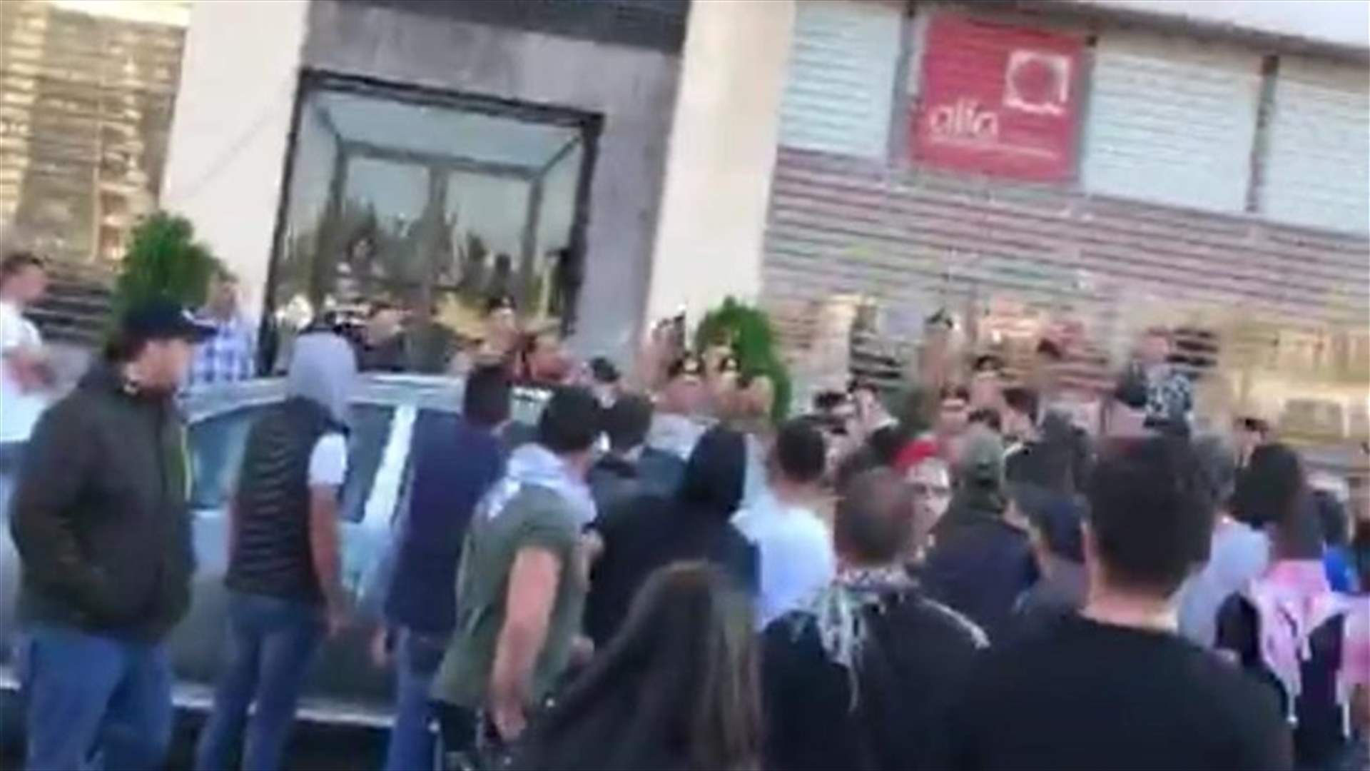 Protesters in Tripoli close offices of Alfa, Middle East Airlines