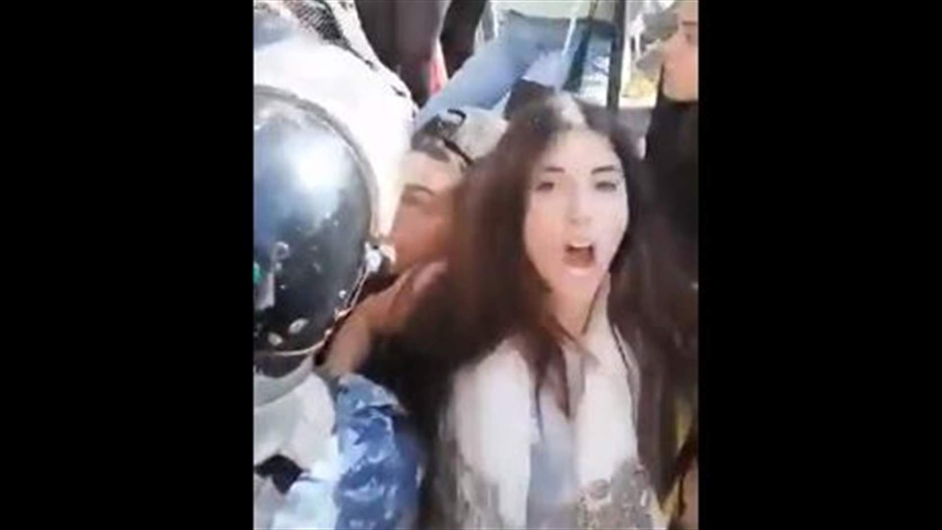 فيديو لشابة في وسط بيروت يُظهر اللحظة التي حاولت فيها إبعاد القوى الأمنية عن صديقها