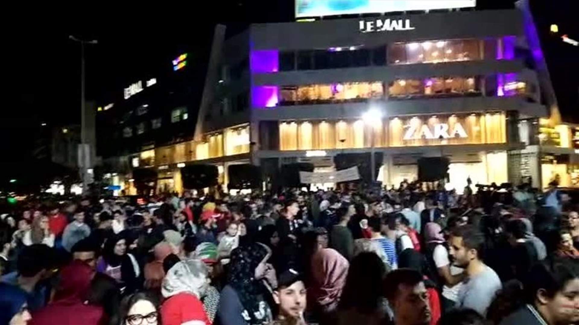 Protesters flock to Elia Square in Sidon, blocking intersection (Video)