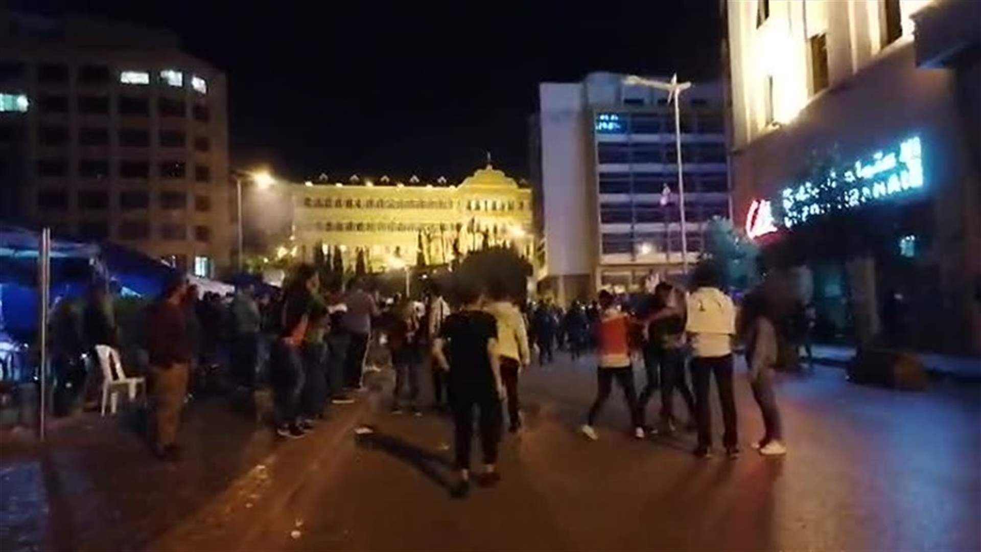 توتر في رياض الصلح بين متظاهرين وعناصر مكافحة الشغب (فيديو)