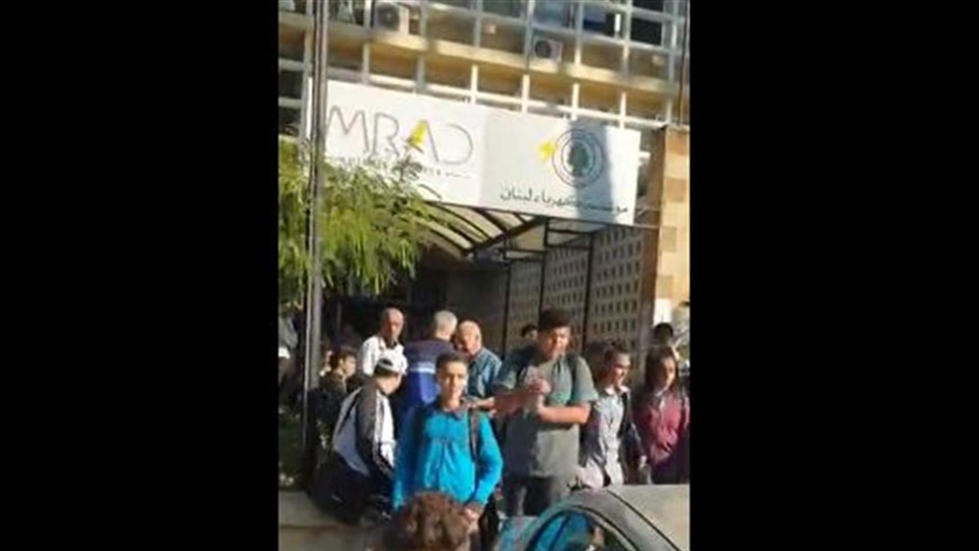 التلاميذ يتظاهرون أمام مؤسسة كهرباء لبنان ومبنى أوجيرو في صيدا (فيديو)