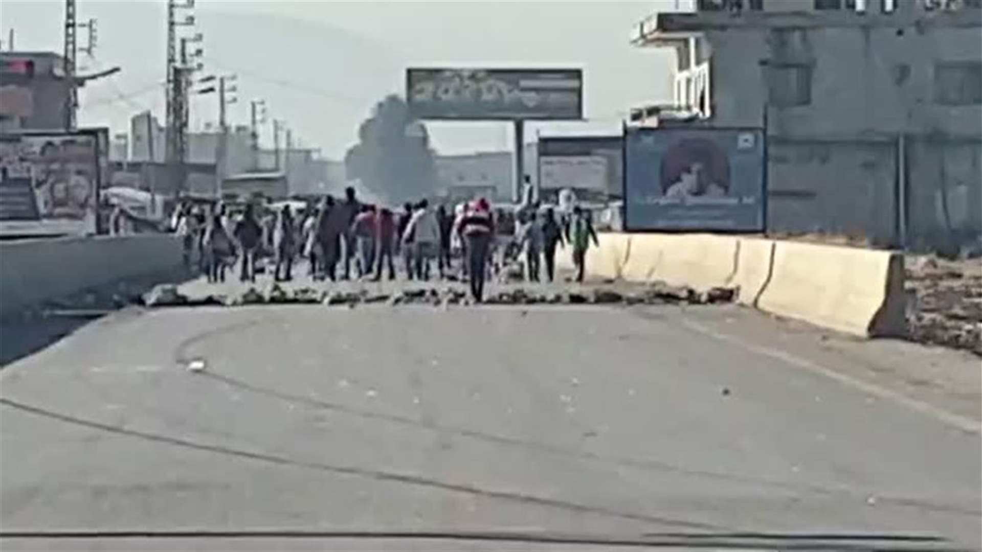 قطع الطريق في حوش الحريمة احتجاجًا على توقيف الشاب عمر حمود (فيديو)