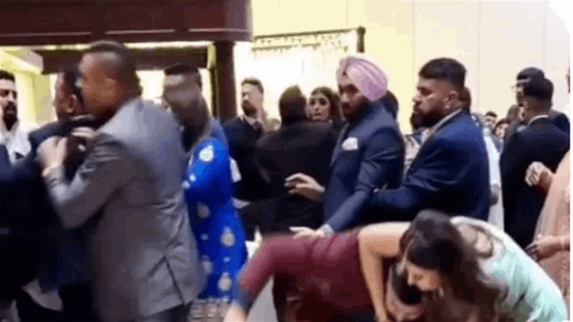 حفل زفاف في كندا يتحوّل إلى حلبة مصارعة... الشجار اندلع لسبب مجهول!