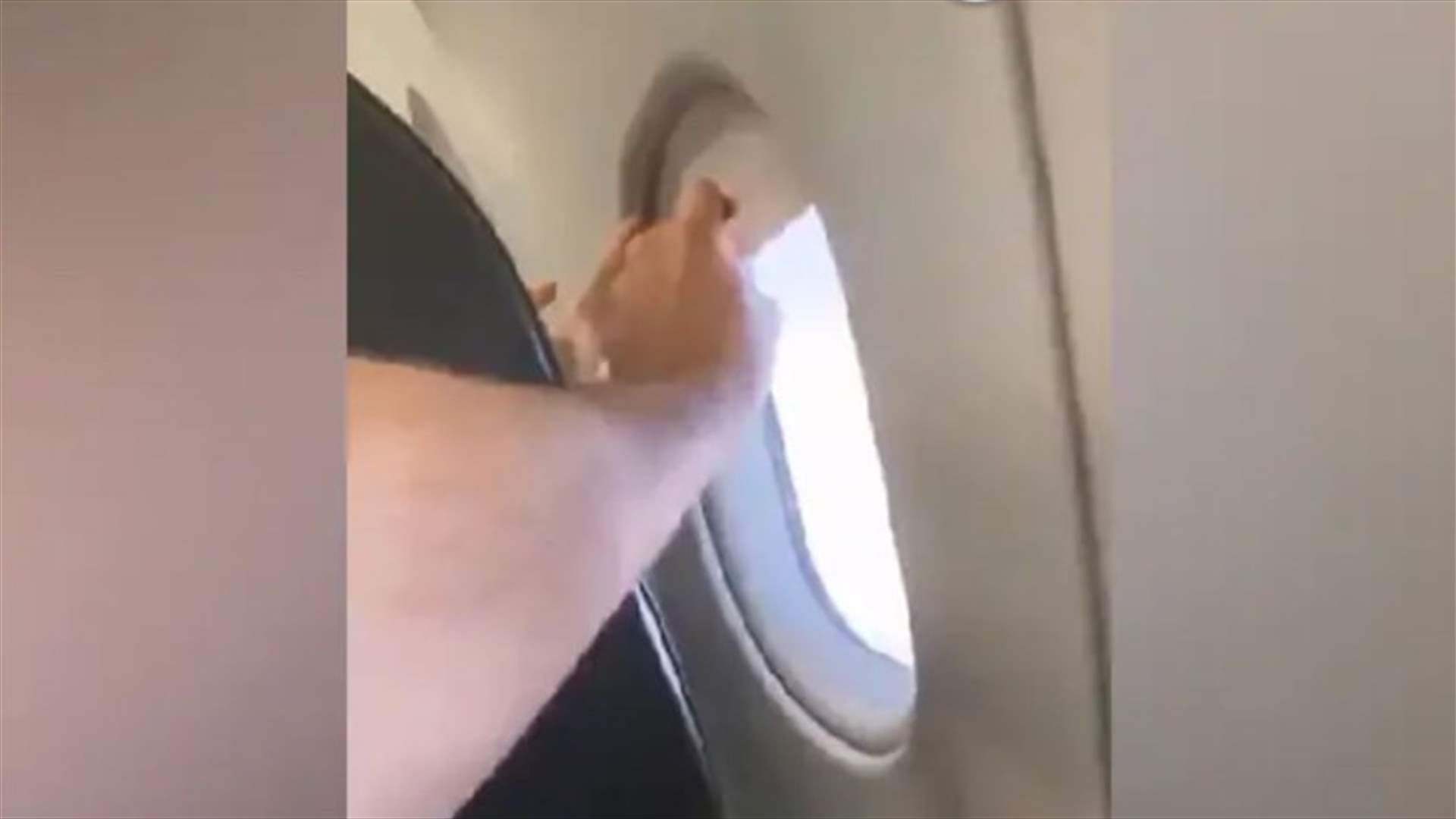 فيديو طريف لمسافرين يتقاتلان بسبب نافذة الطائرة