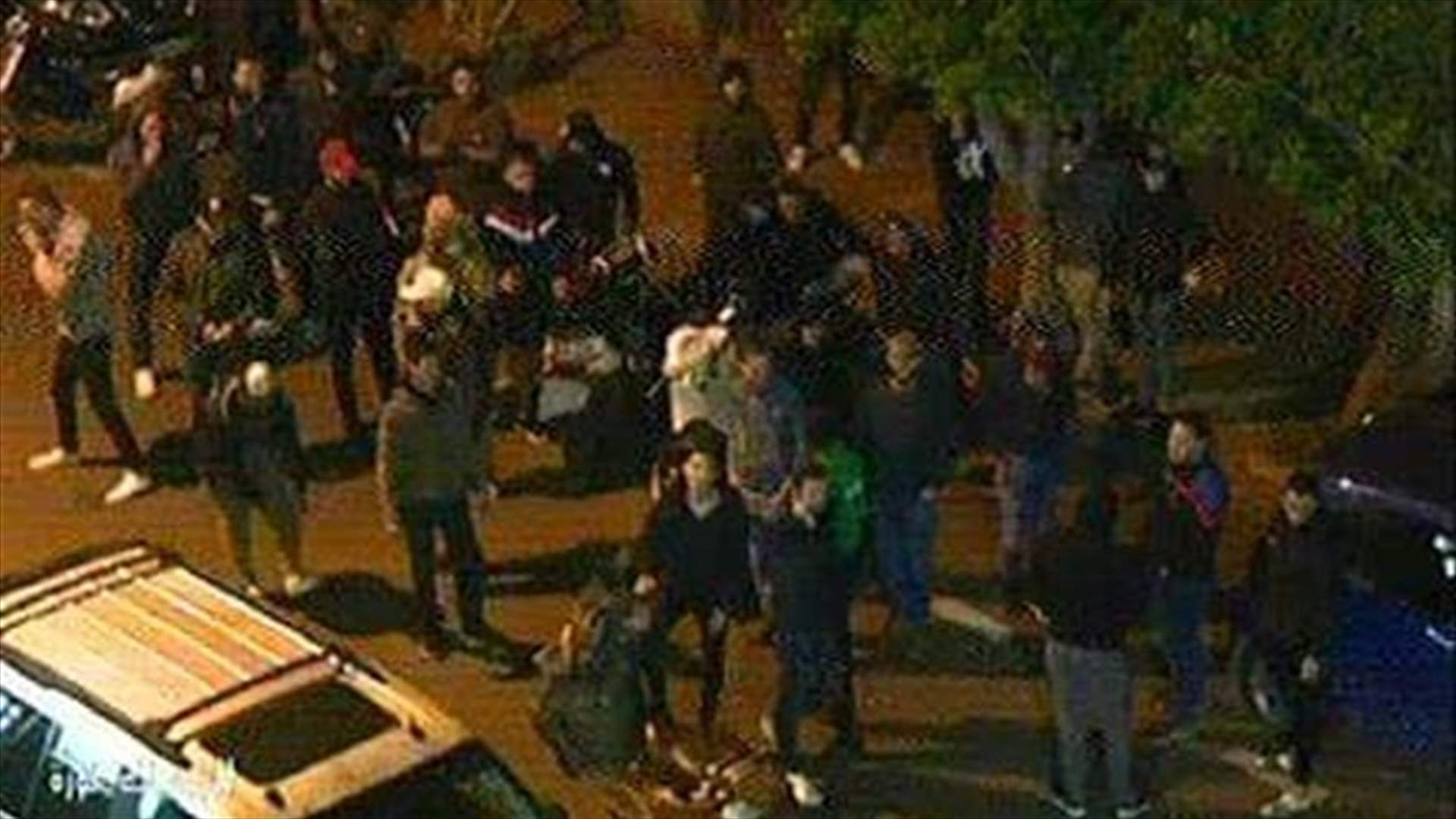 تجمع عدد من الشبان أمام قناة "الجديد" مساء
