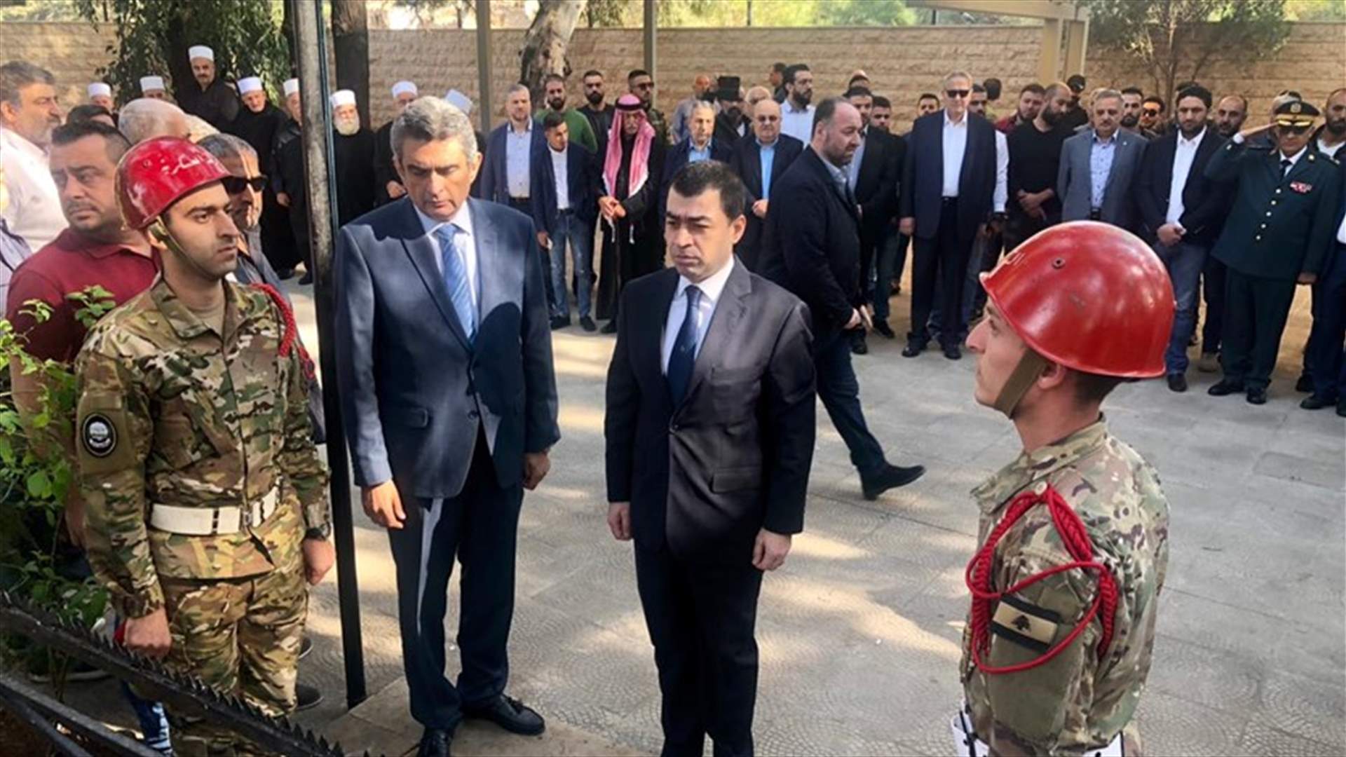 إكليل من الزهر من الرؤساء الثلاثة على ضريح الأمير مجيد أرسلان بذكرى الاستقلال (صور)