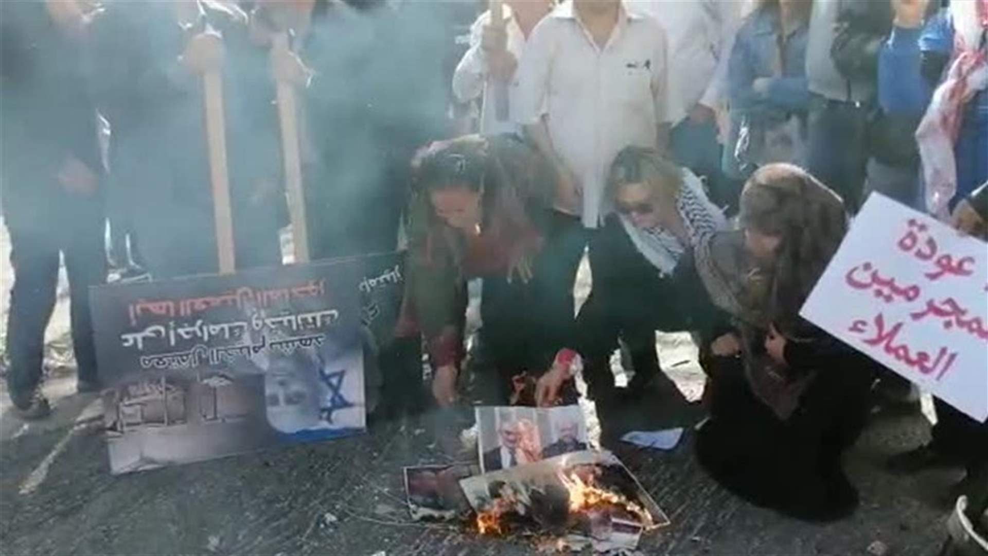 Protesters burn posters of Amer al-Fakhoury after postponing interrogation session (Video)
