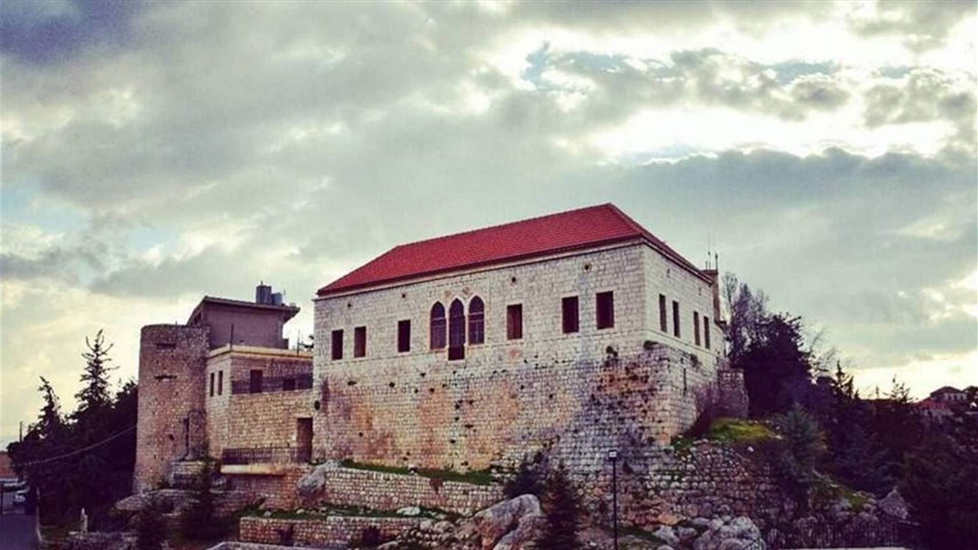 Citizens gather outside Rashaya citadel to protest against Independence Day traditional visit