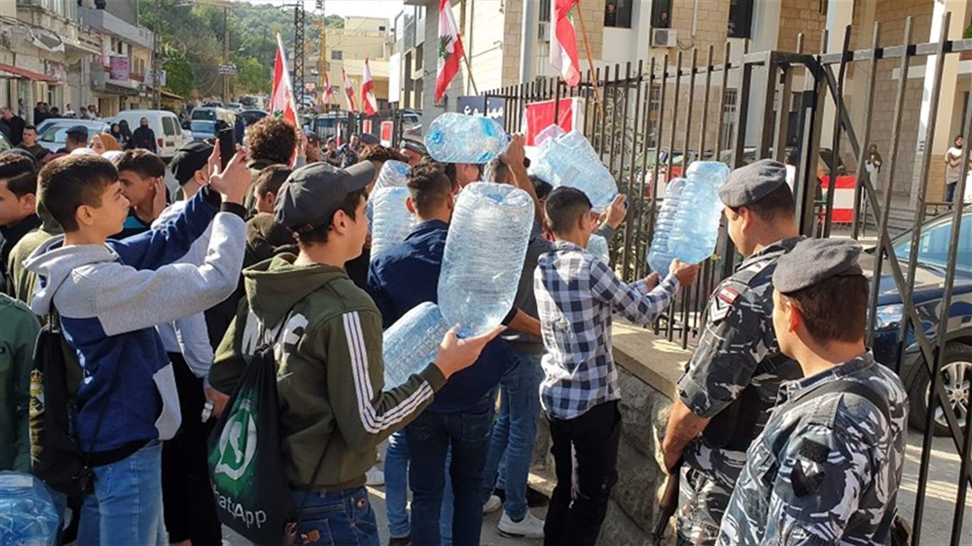 متظاهرون أقفلوا مركز "ليبان بوست" في حلبا