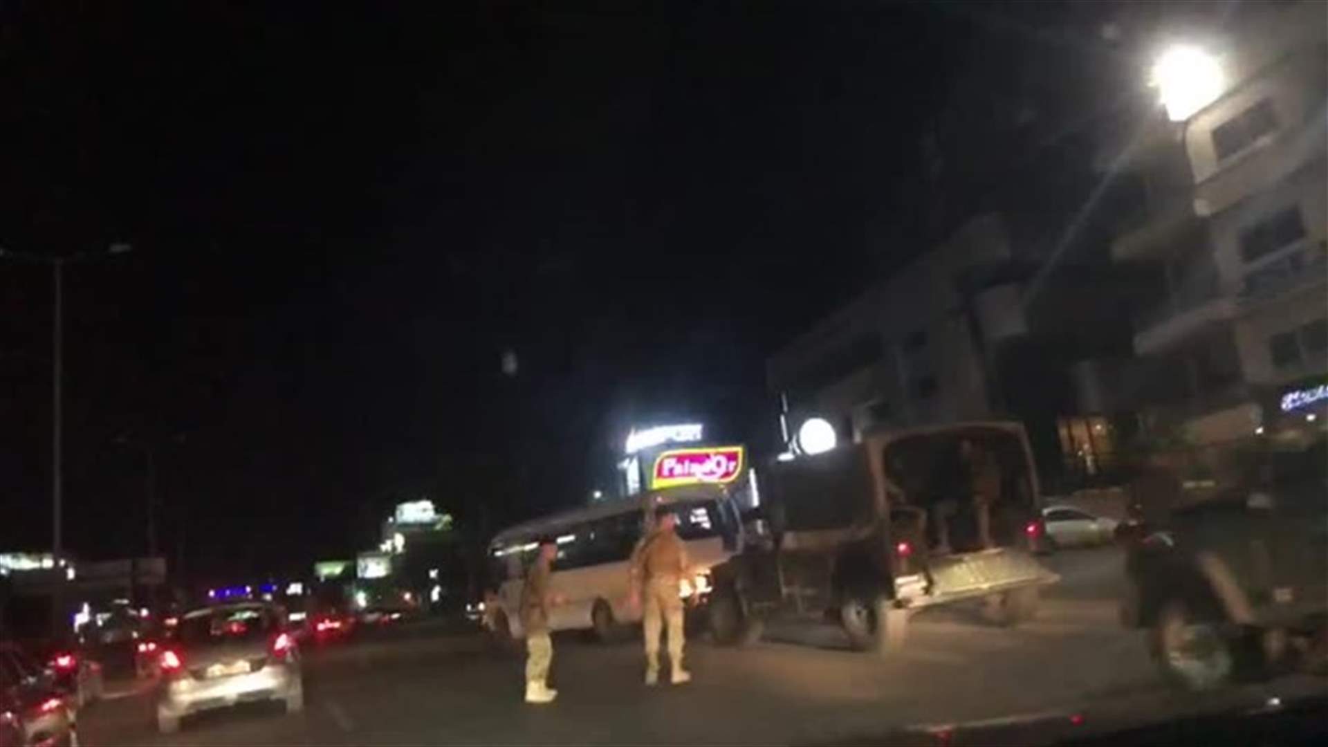 شبان وصلوا في باصين إلى طريق القصر الجمهوري... ماذا حصل معهم؟ (فيديو)