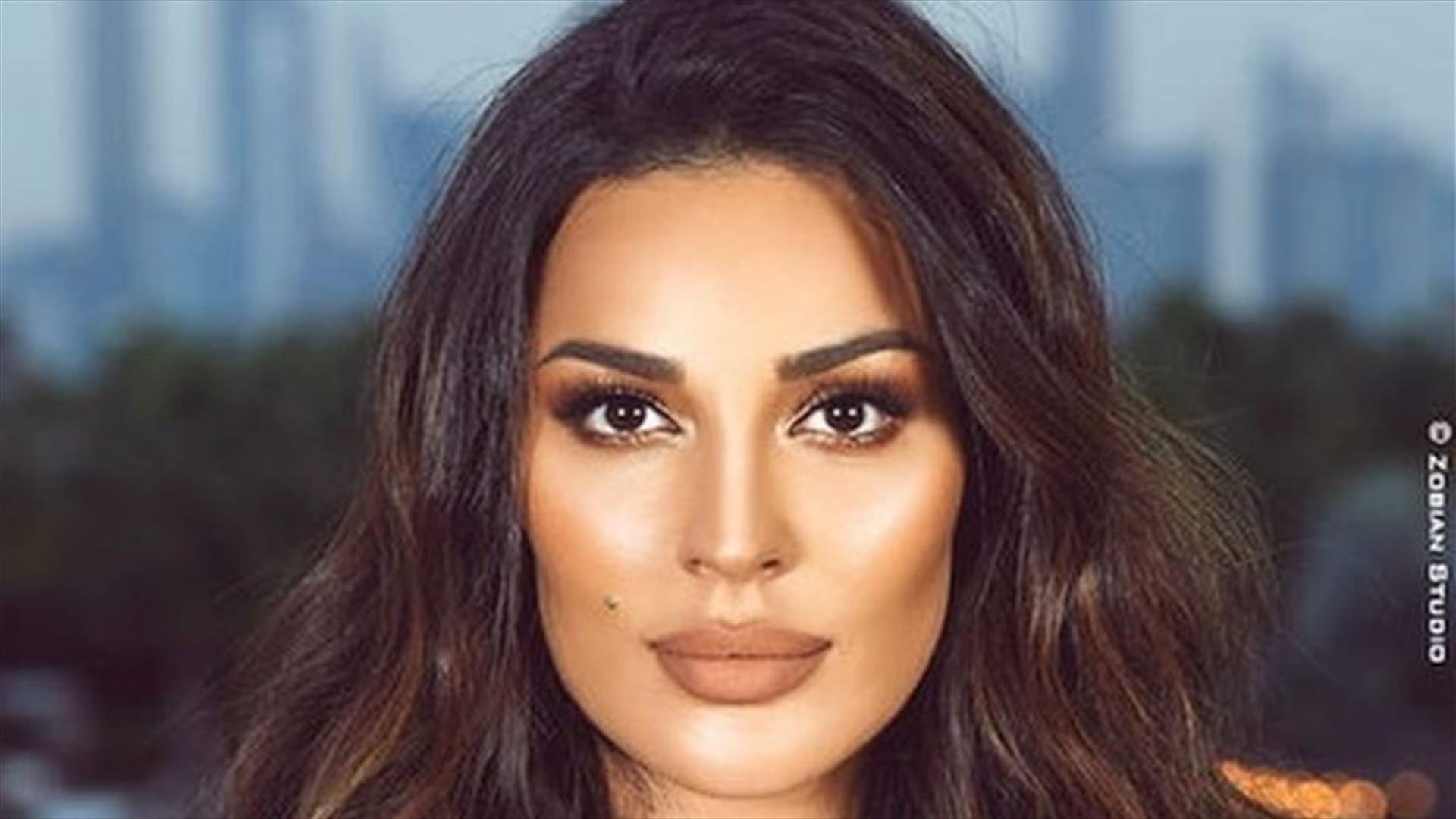 نادين نسيب نجيم تقفز في حوض السباحة بملابسها: &quot;ما كان معي مايو&quot; (فيديو)