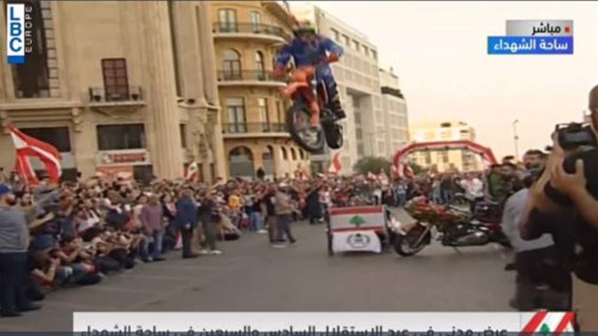 استعراض لدراجة نارية يثير اعجاب الجمهور في ساحة الشهداء (فيديو)