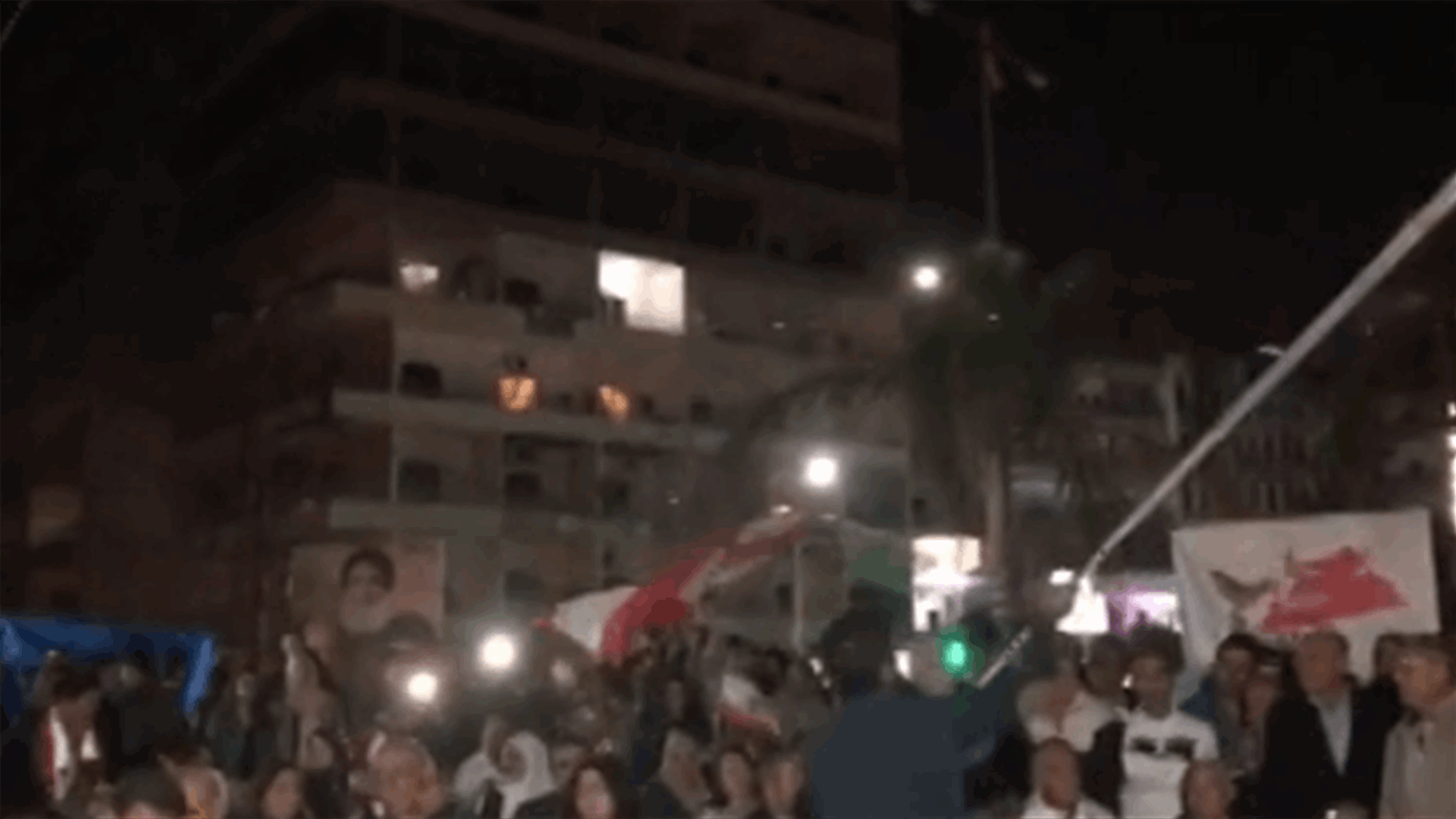 صور تحتفل بعيد الاستقلال في ساحة العلم (فيديو)