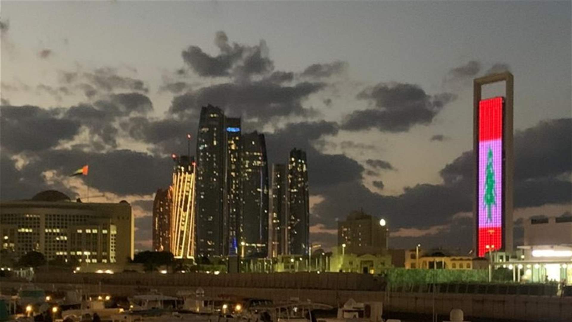 إضاءة برج خليفة وواجهة شركة &quot;أدنوك&quot; في أبوظبي بالعلم اللبناني (فيديوهات وصور)