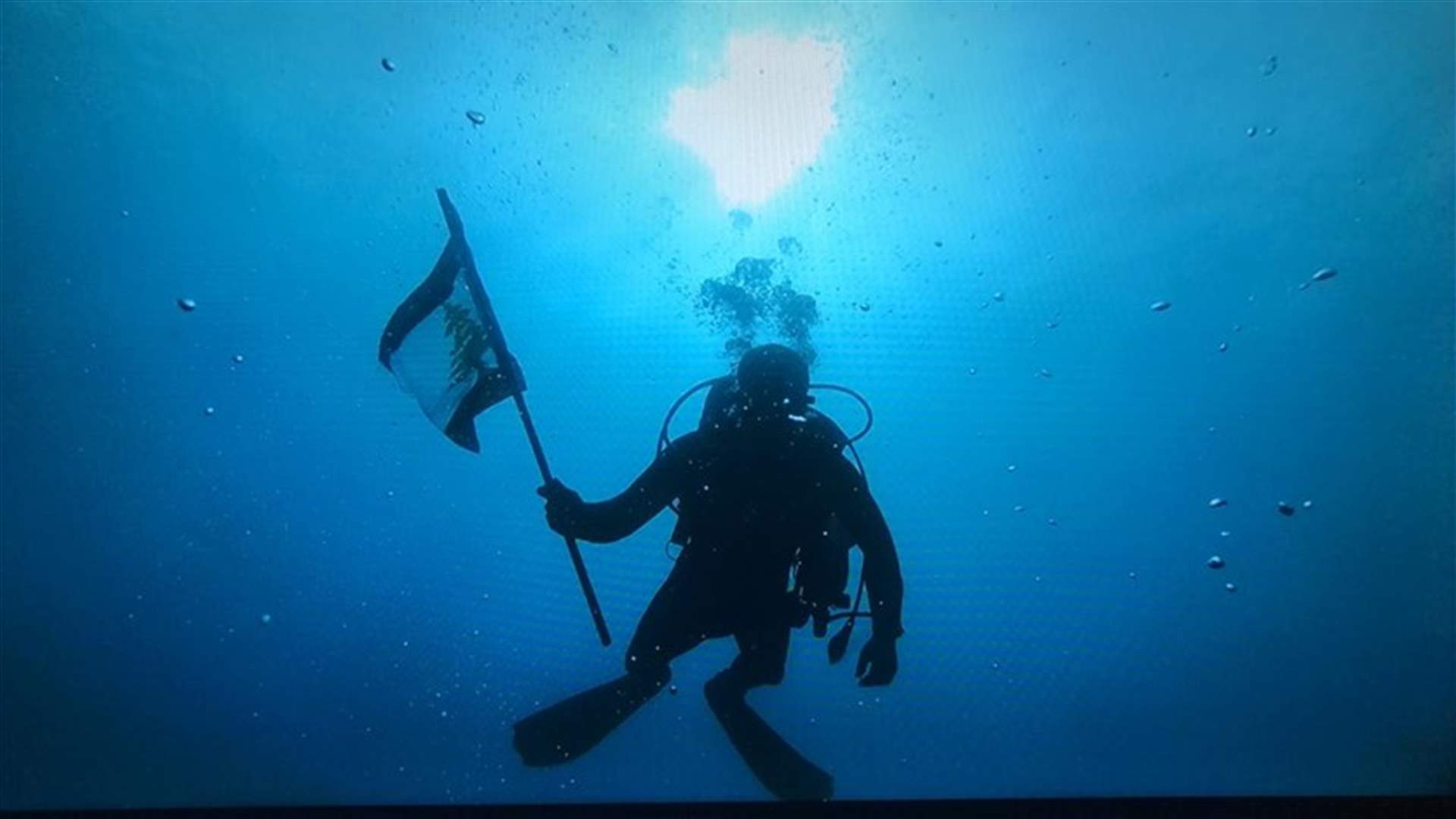 غطاسون احتفلوا بعيد الاستقلال في قعر بحر جونيه (صور)