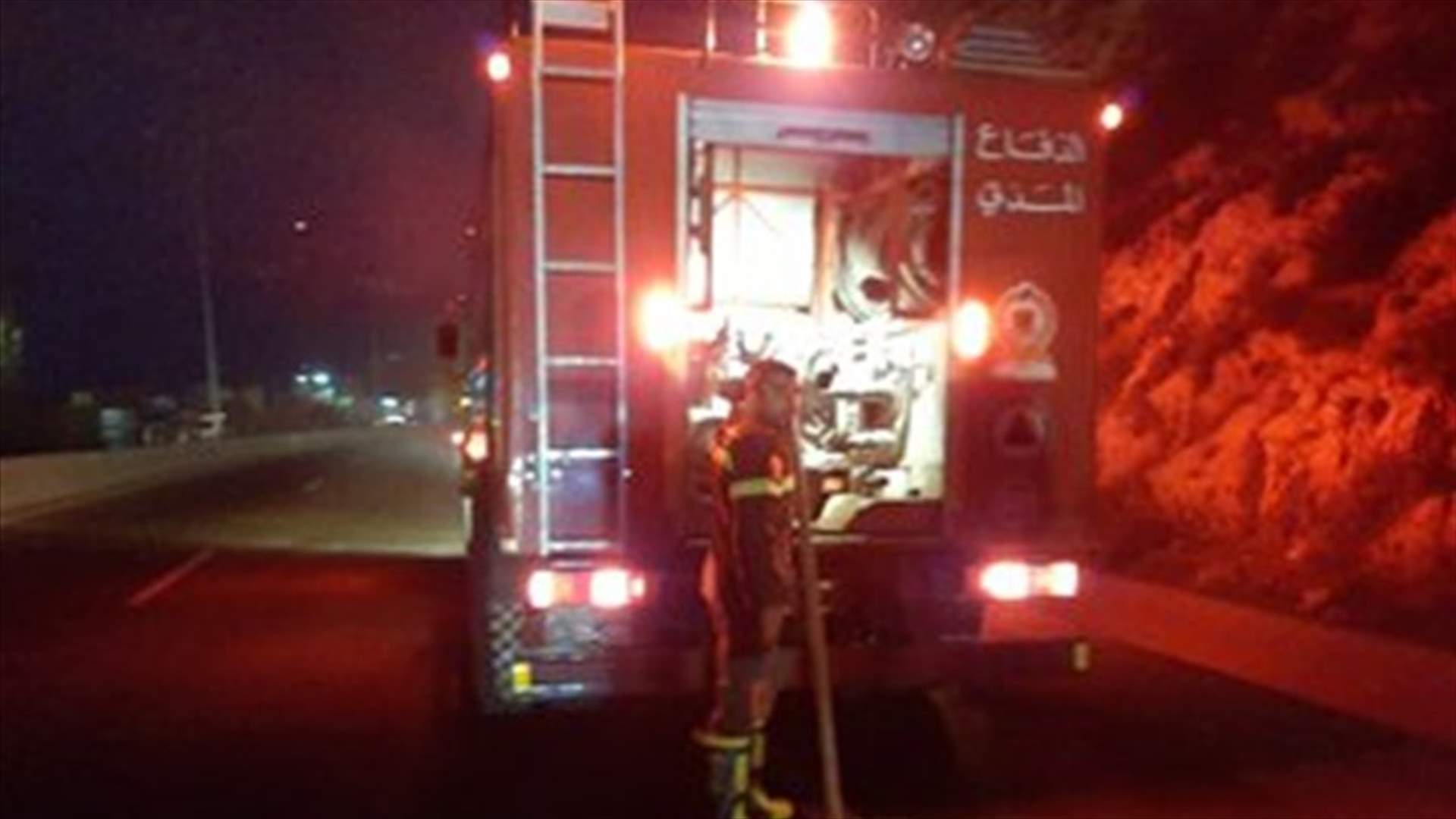 حريق داخل سيارة رباعية الدفع على اوتوستراد المنصف (صور)