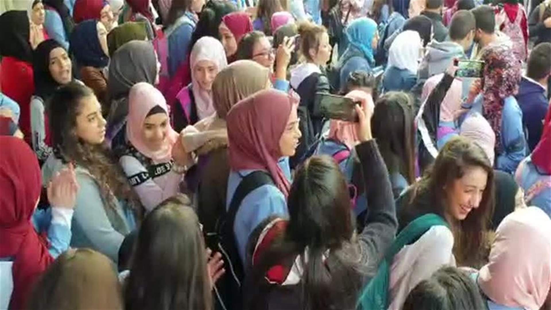وقفة طلابية احتجاجية أمام ثانوية حلبا الرسمية (فيديو)