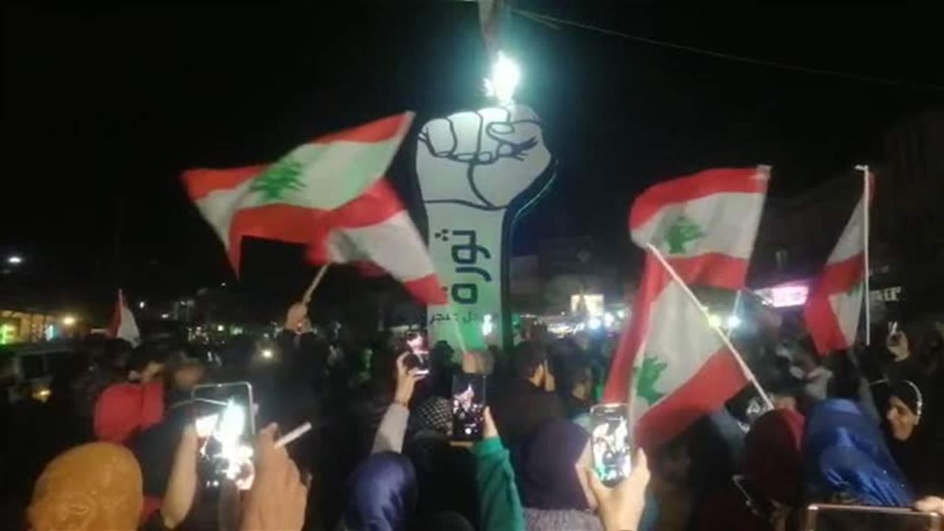 رفع مجسم الثورة على طريق المصنع (فيديو)