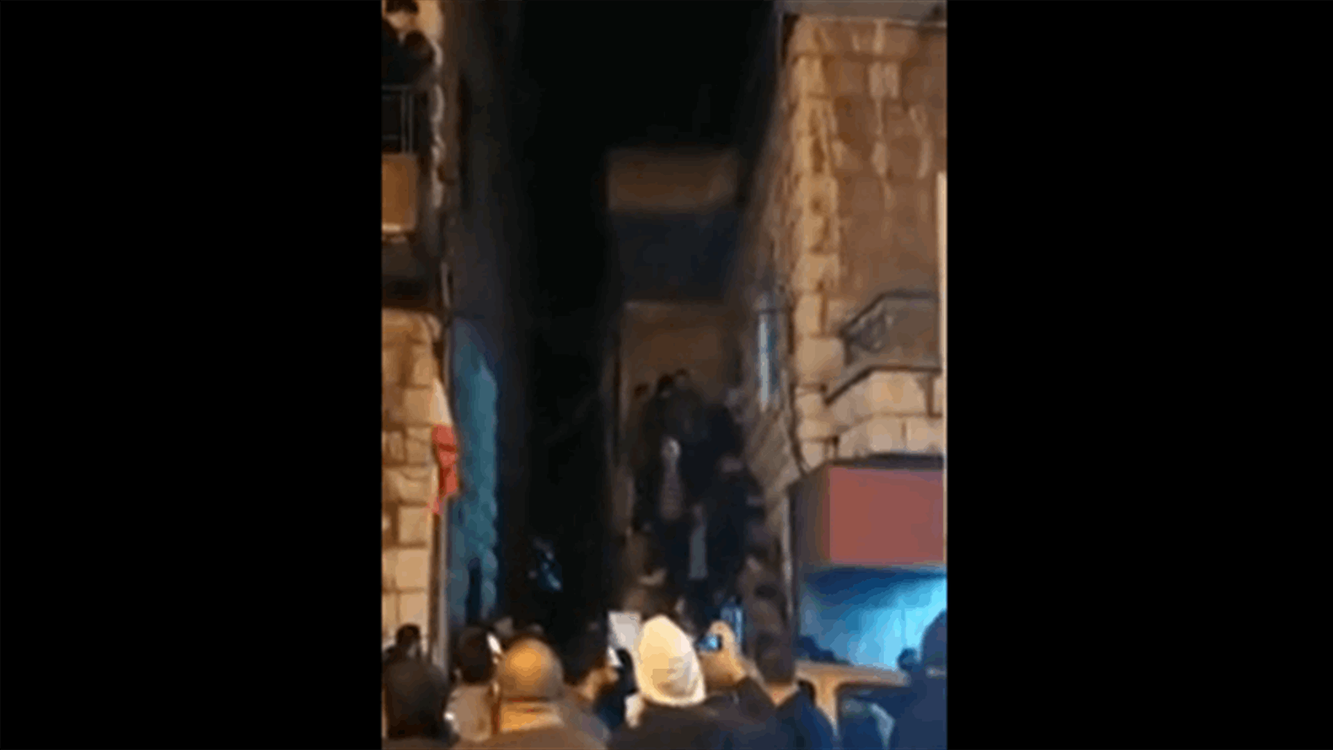 اطلاق الشبان الخمسة بعد توقيفهم بسبب ازالة لافتة للتيار الوطني الحر في حمانا (فيديو)