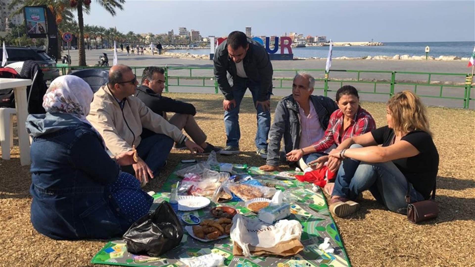 ترويقة على الطريقة اللبنانية تحت شعار "خبز وملح" بساحة العلم في صور (فيديو)