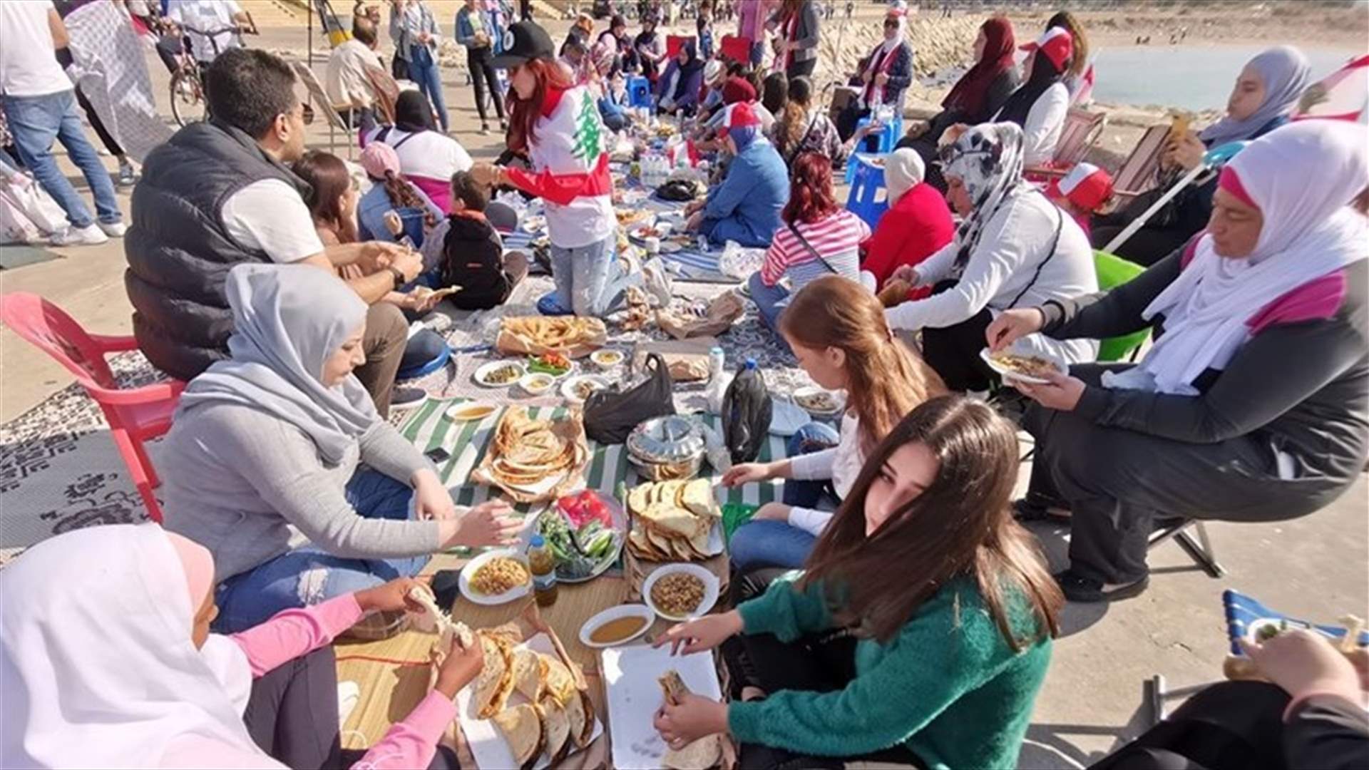 محتجون في صيدا تشاركوا &quot;الخبز والملح&quot; (فيديو)