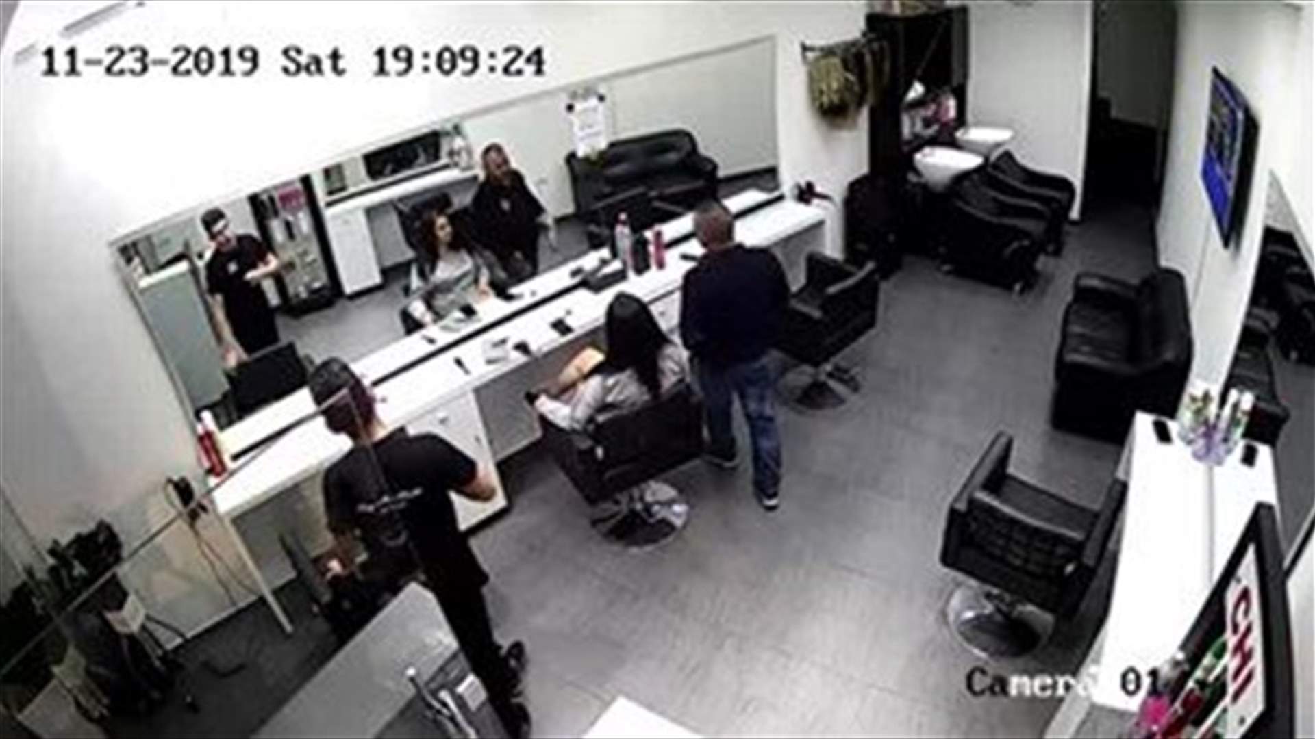 Car storms into a hair salon in Jdeidet el-Meten-[VIDEO]