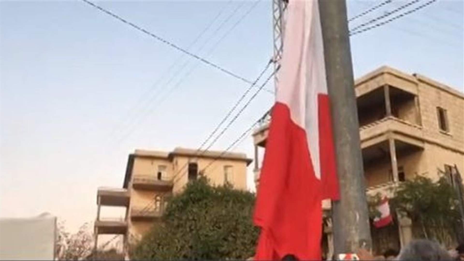 Giant Lebanese flag hoisted at Aley roundabout-[VIDEO]