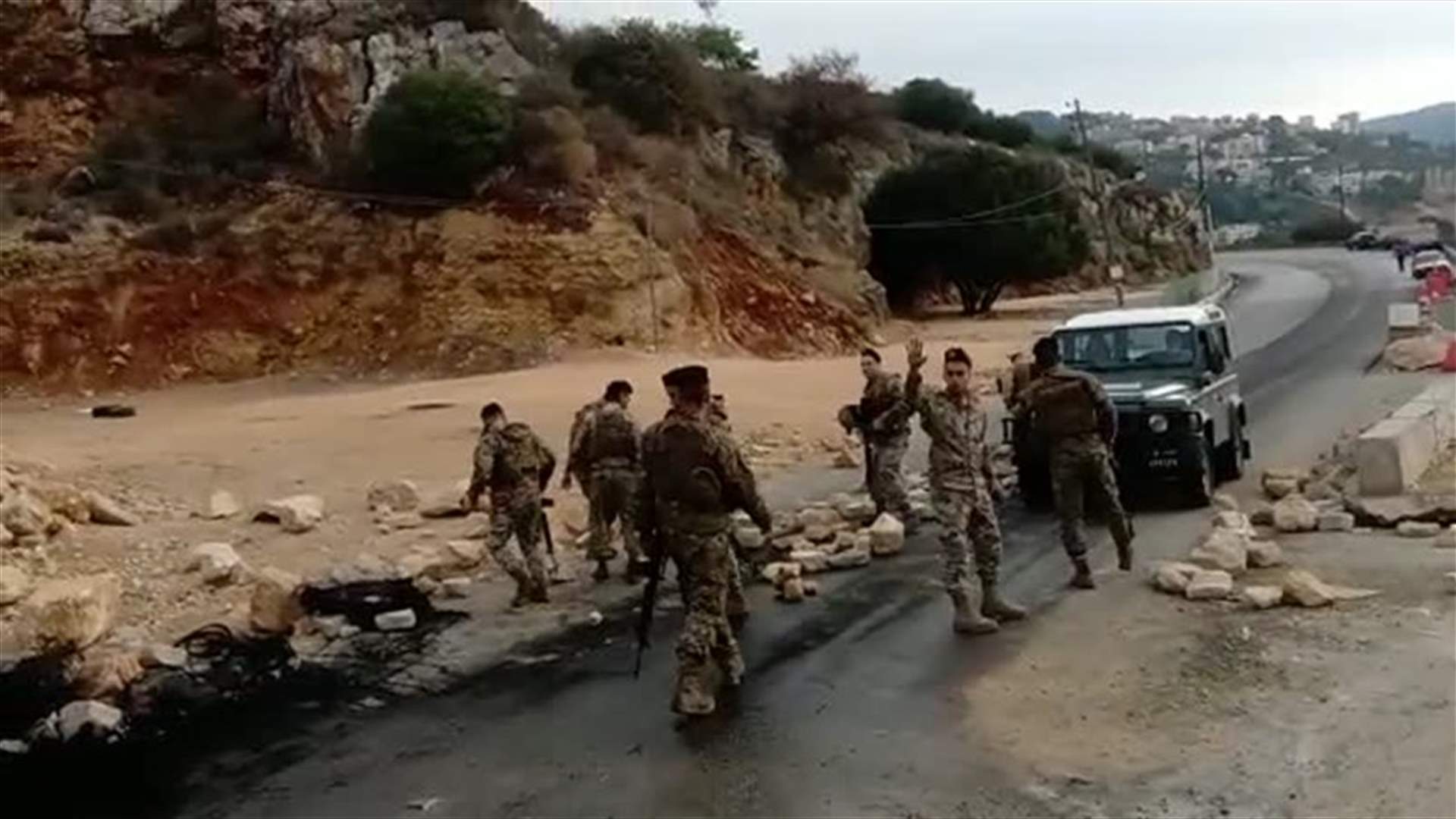 الجيش يعيد فتح السير على طريق سرجبال (فيديوهات)