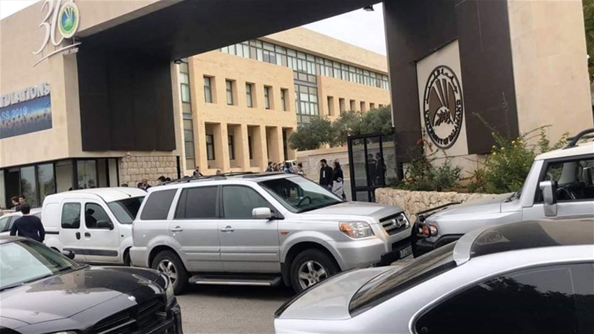 طلاب يغلقون مداخل جامعة البلمند بالسيارات في الكورة (صورة)