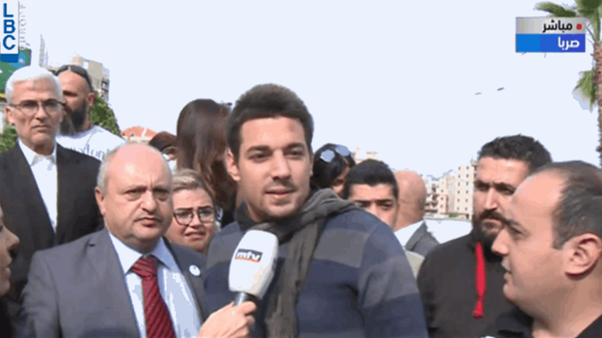 اطلاق احد الموقوفين من ثكنة صربا... وآثار الضرب ظاهرة على وجهه (فيديو)