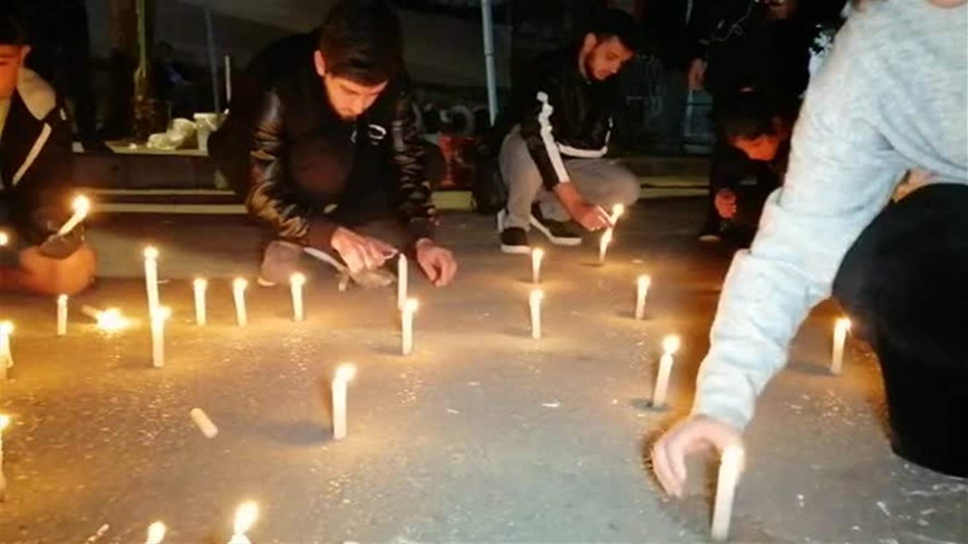 في النبطية... اضاءة شموع عن روح شهيدي حادث الجية (فيديو)