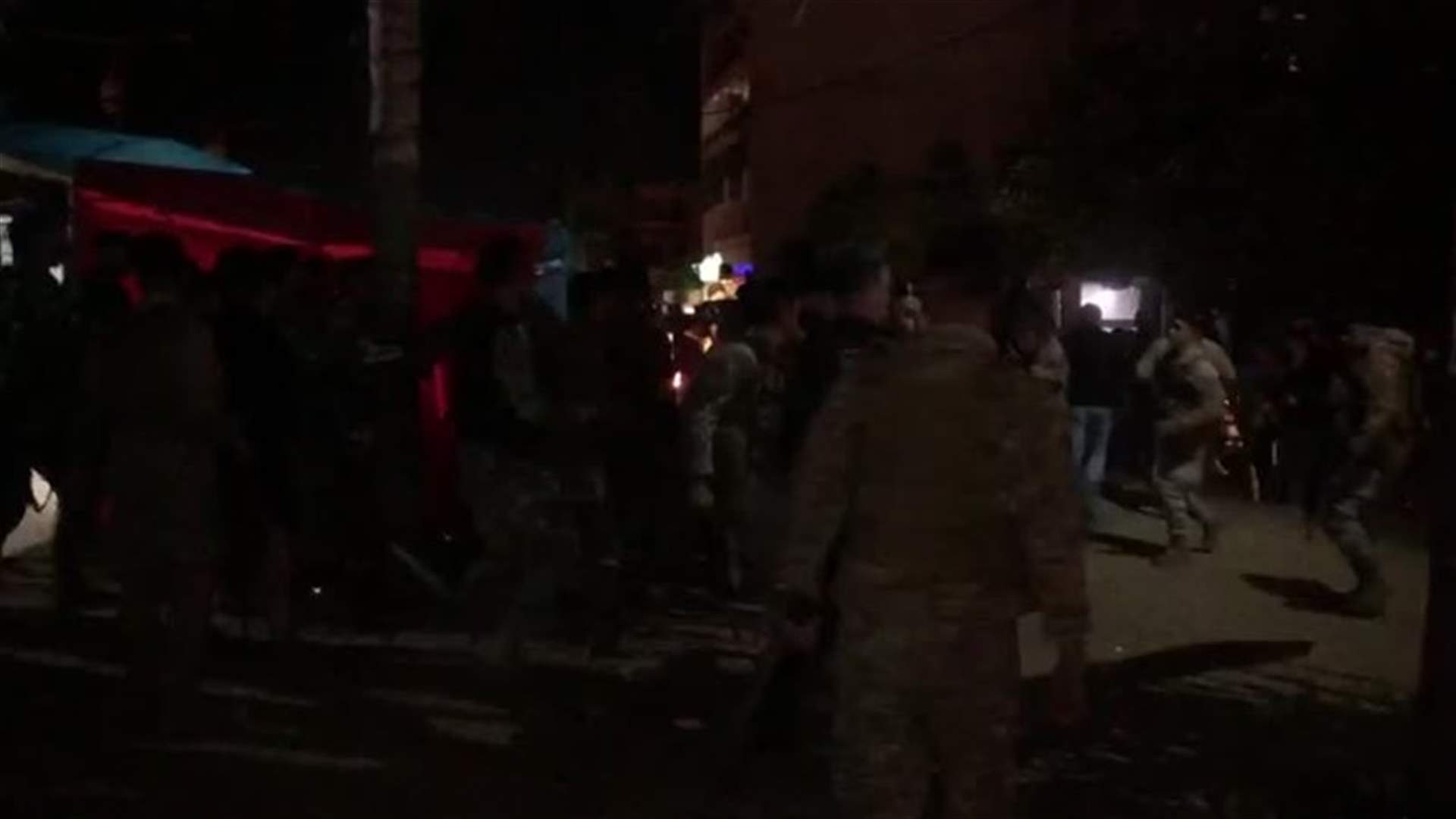 مناصرو حركة أمل وحزب الله حاولوا تحطيم خيم المتظاهرين في ساحة العلم بصور (فيديو)