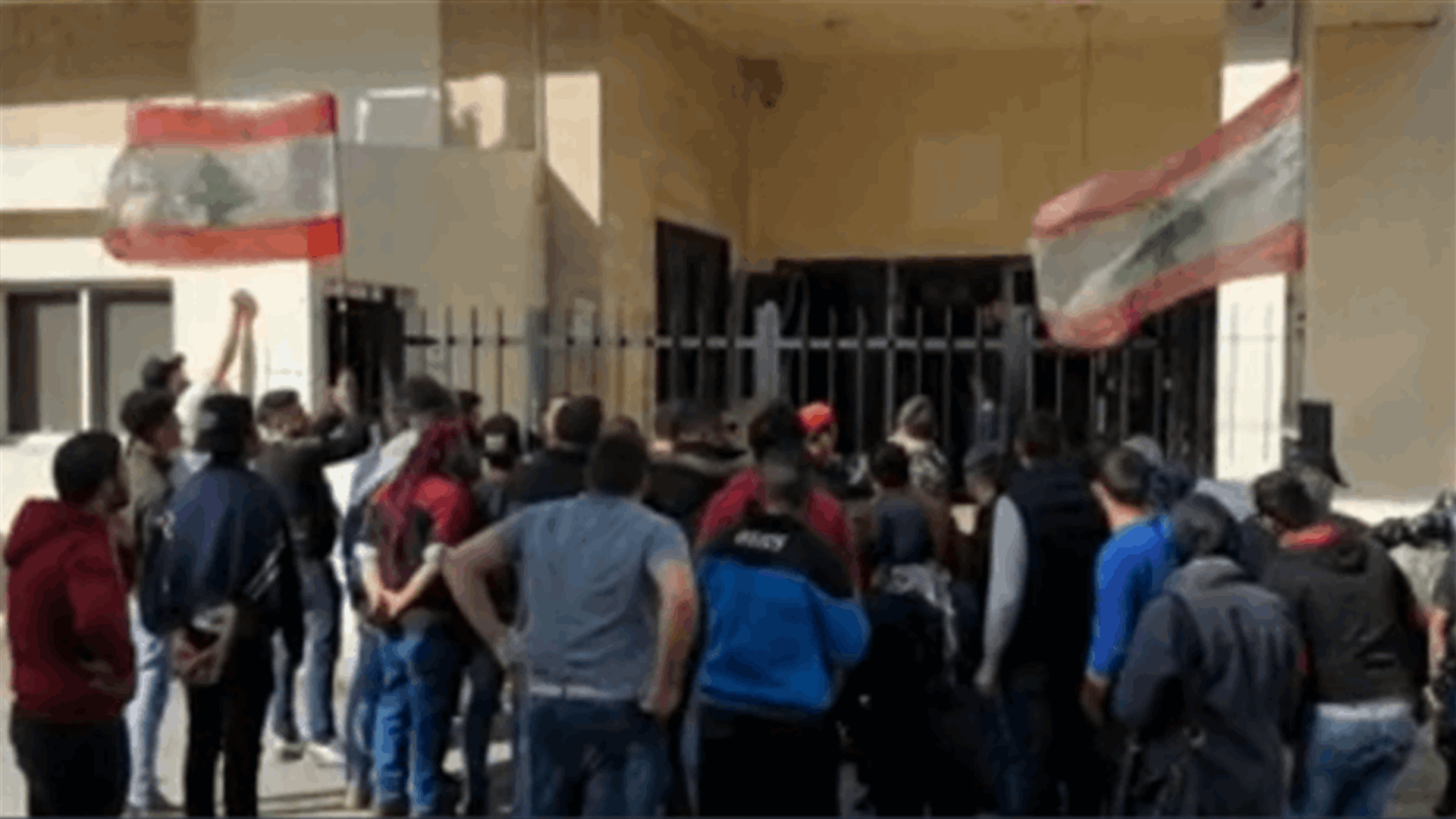 المتظاهرون اقفلوا اوجيرو وليبان بوست في حلبا... وانتشار للجيش أمام السرايا (فيديوهات)