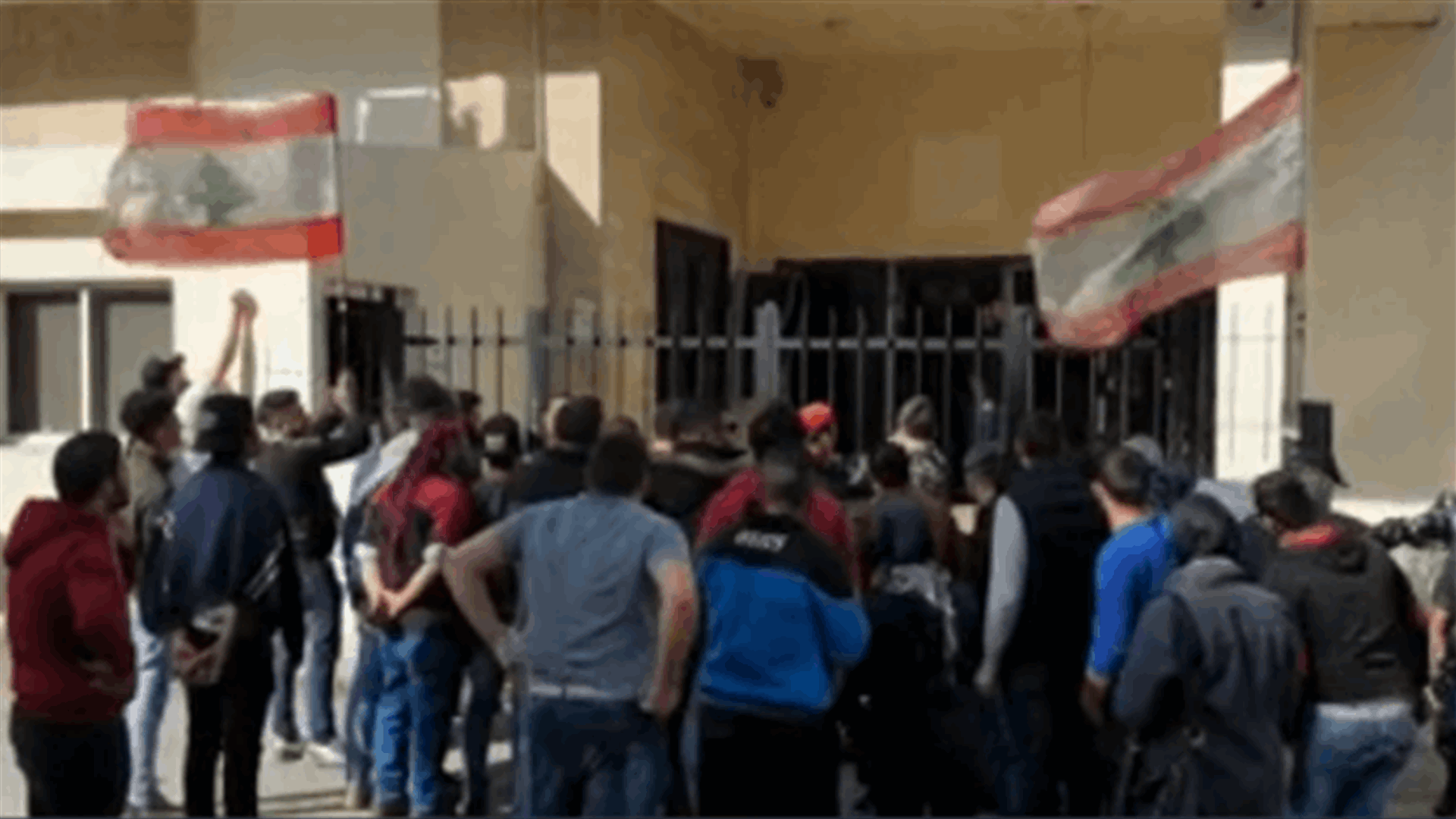 Protesters, security forces scuffle outside Halba Serail-[VIDEOS]