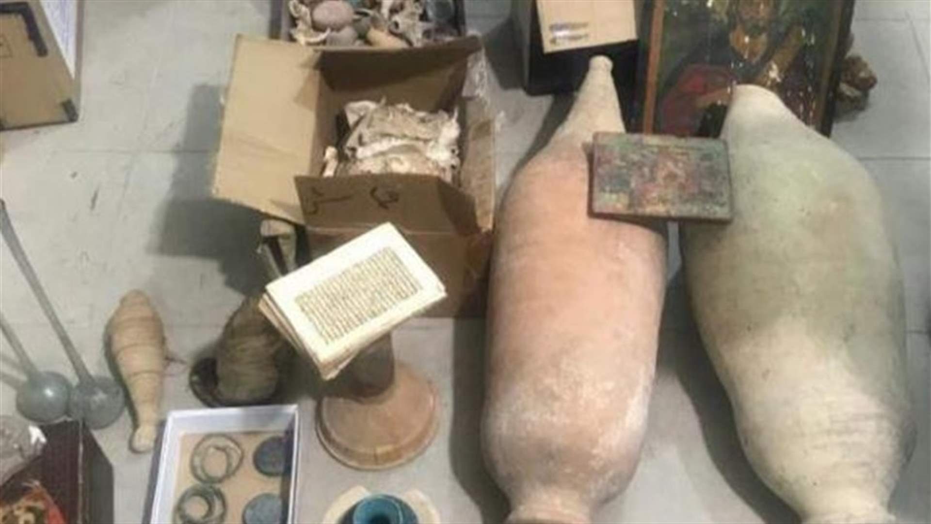 ضبط كمية كبيرة من القطع الاثرية المعدّة للبيع في نهر الموت (صور)