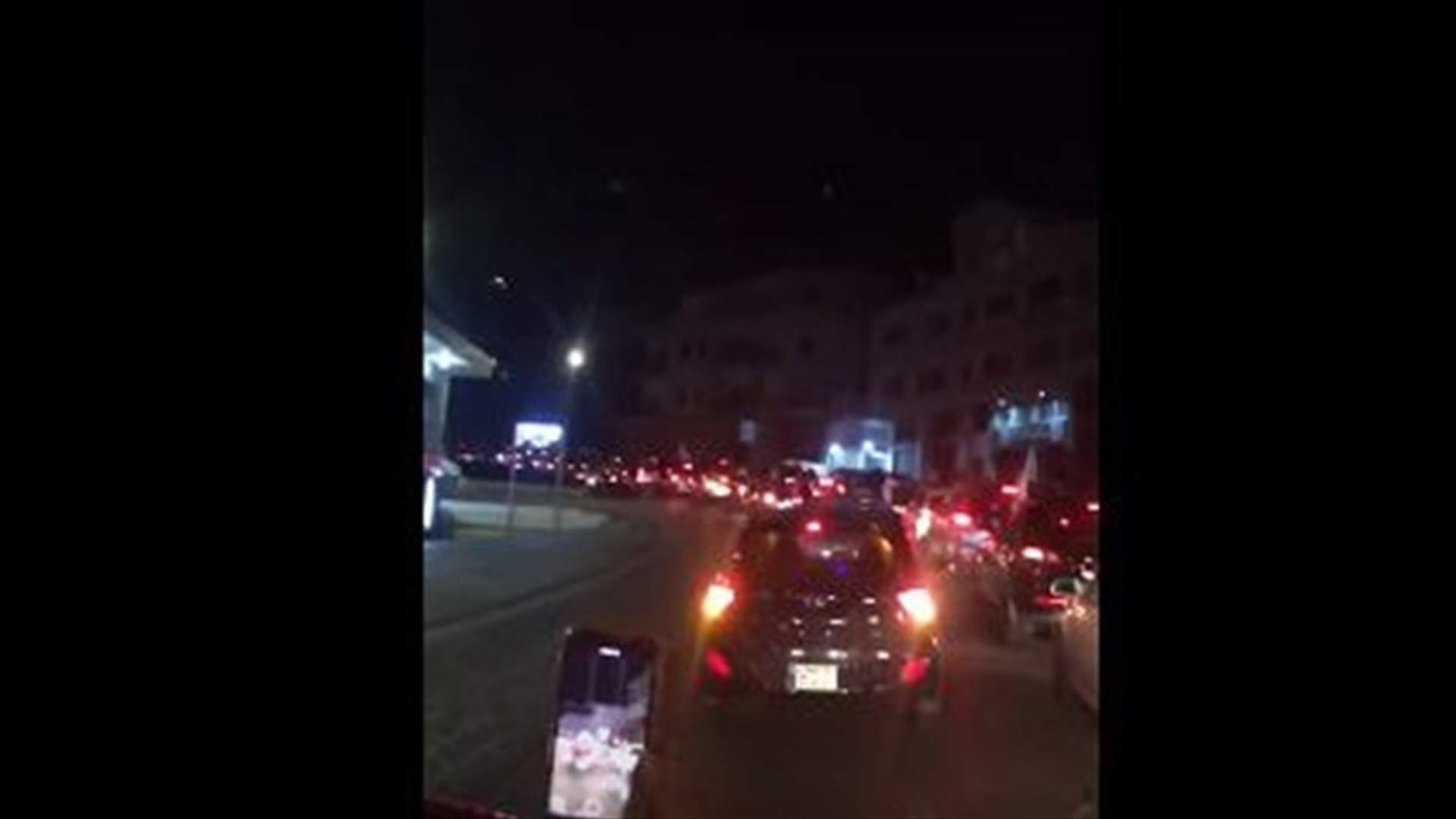 مناصرو "الكتائب" يستمرون باقفال الطريق امام "الوطني الحر" في بكفيا... والجيش يعمل على تأمين طريق لخروج الموكب