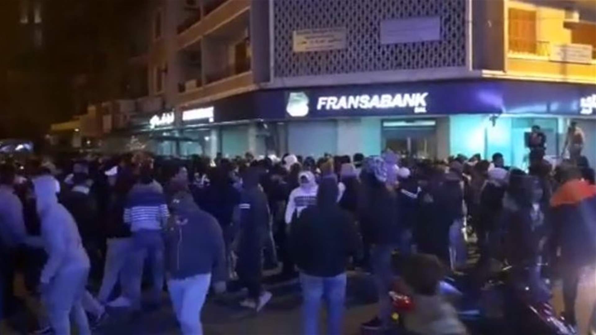 اشكال في شارع الجميزات بطرابلس... والجيش يطوّق المكان (فيديوهات)