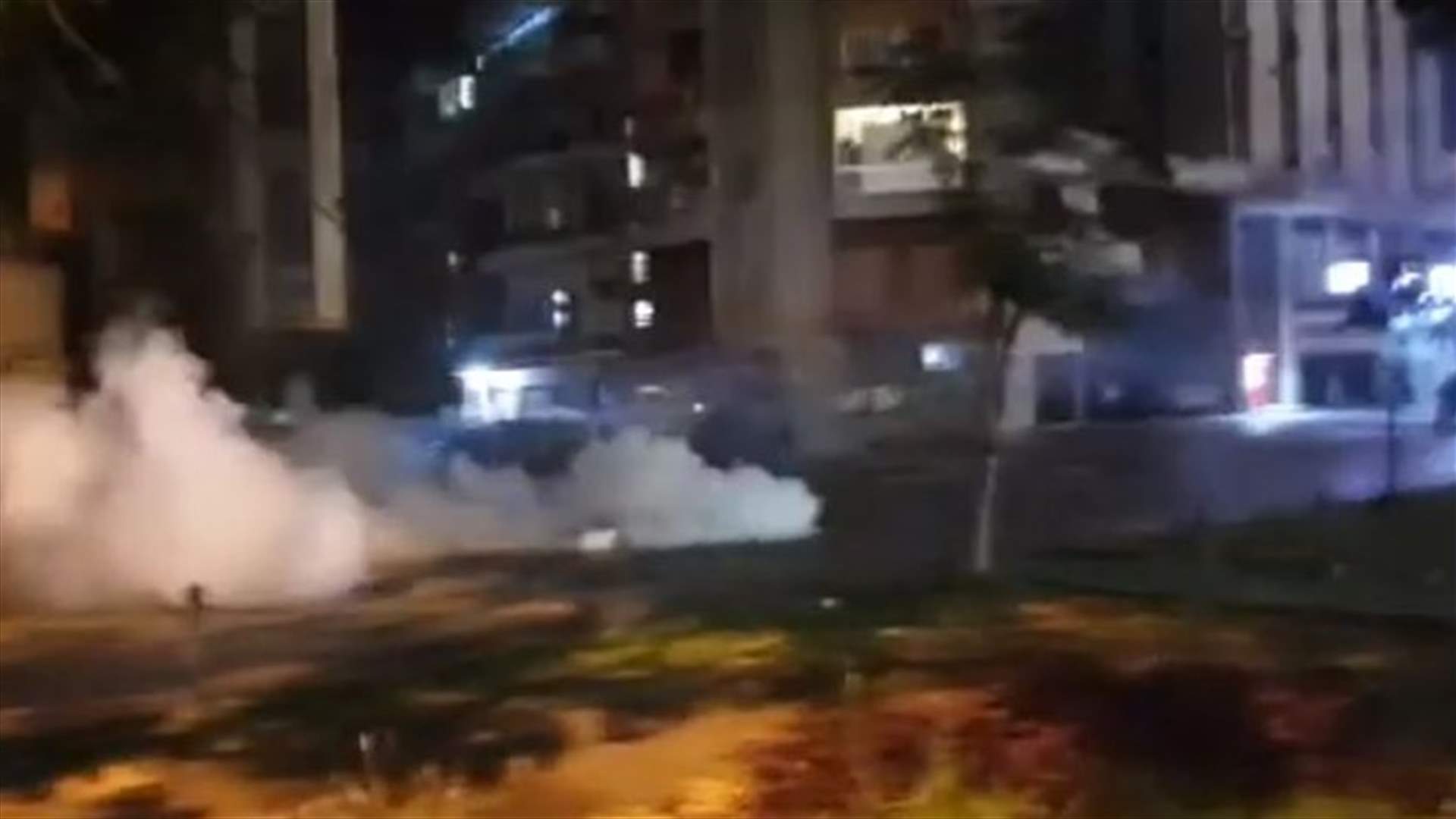 تجدد الاشكالات في ساحة النور بطرابلس واطلاق قنابل مسيلة للدموع (فيديوهات)