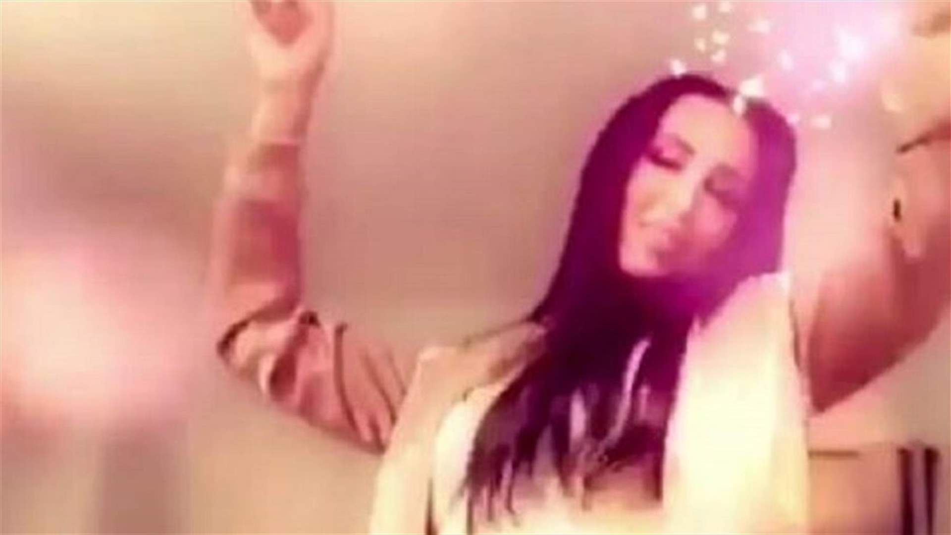 ناشطة سعودية تثير الجدل برقصة جريئة تجتاح الإنترنت (فيديو)