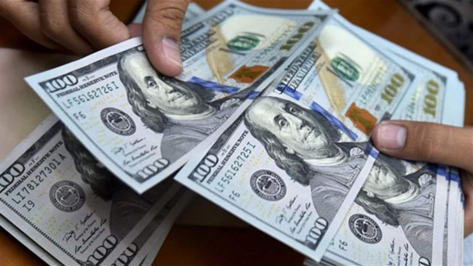 كم بلغ سعر صرف الدولار لدى الصرافين اليوم؟ (فيديو)